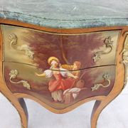 Louis XV curved chest of drawers in Martin varnished marquetry