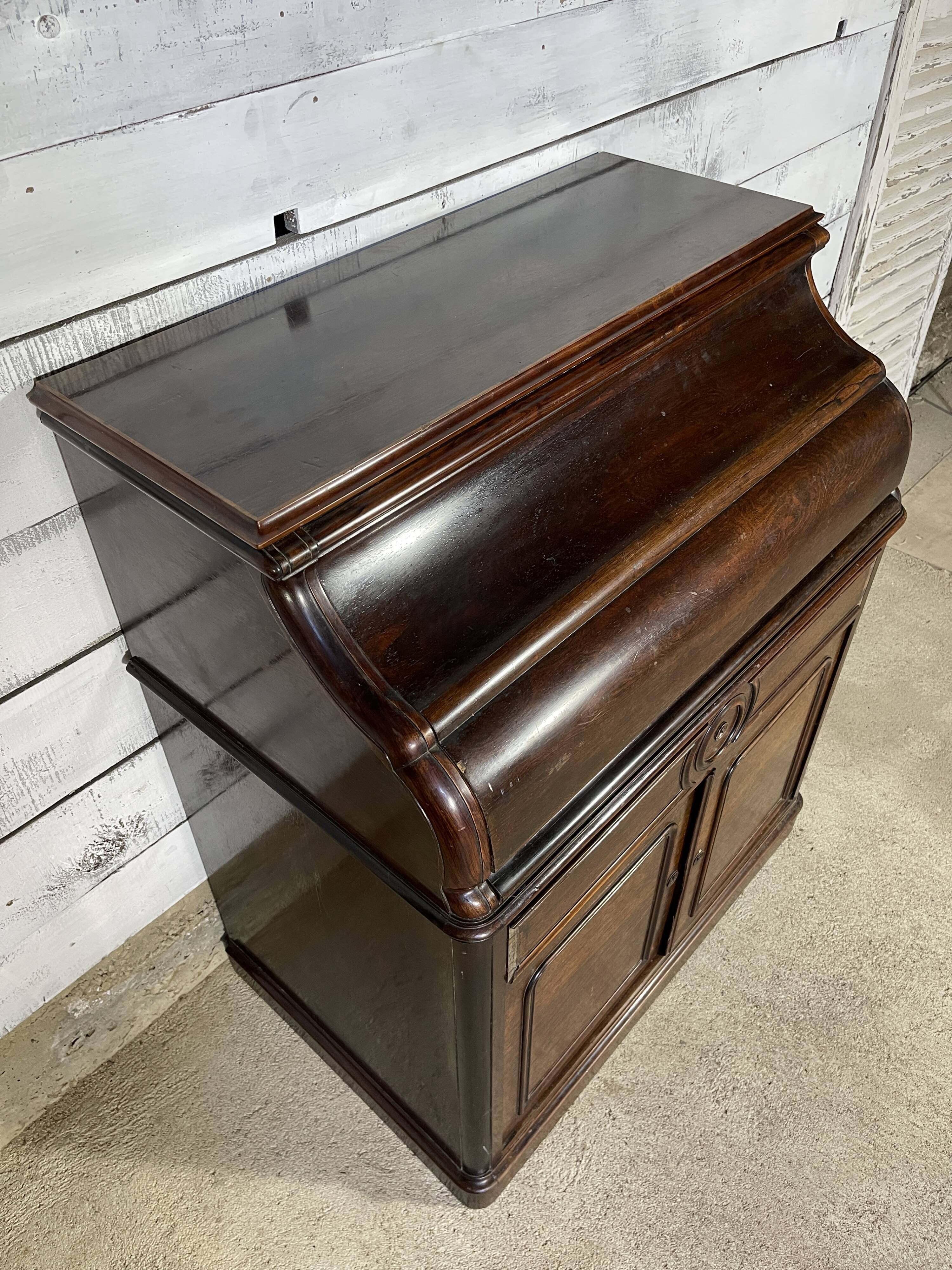 Railway chest of drawers