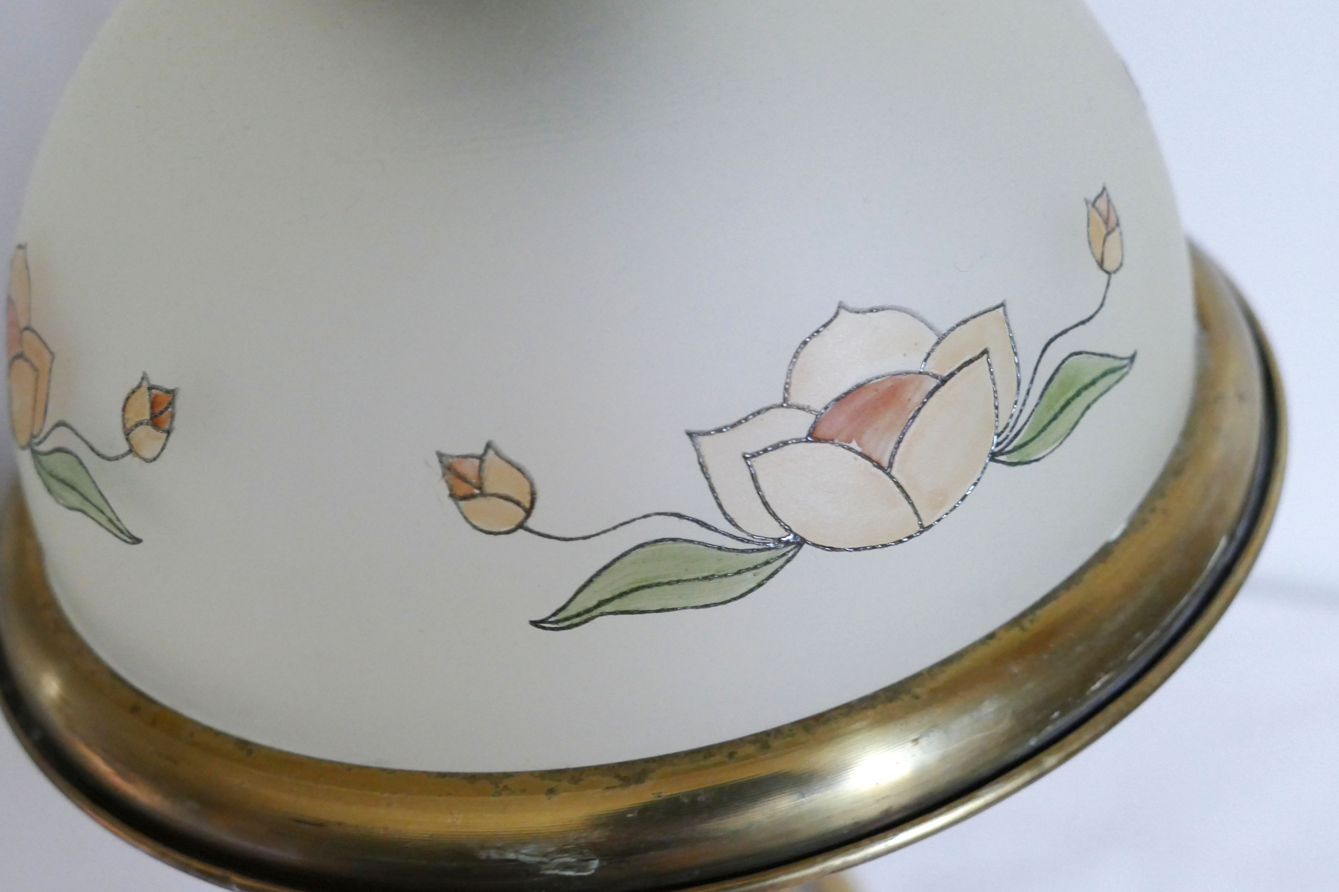 Lampe vintage en laiton et son abat jour en pâte de verre aux motifs de fleurs