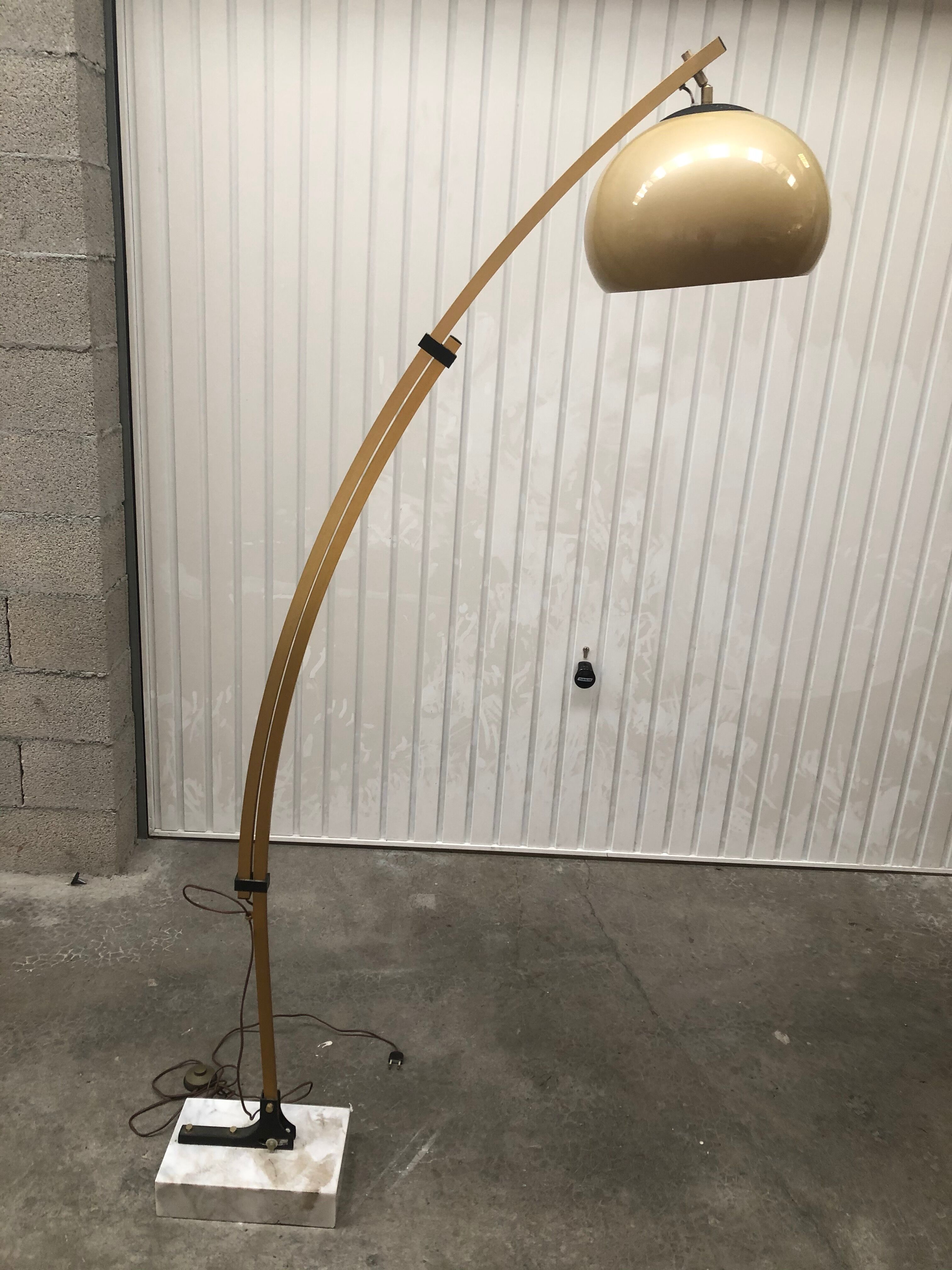 Lampadaire arc doré design des années 70