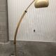 Lampadaire arc doré design des années 70