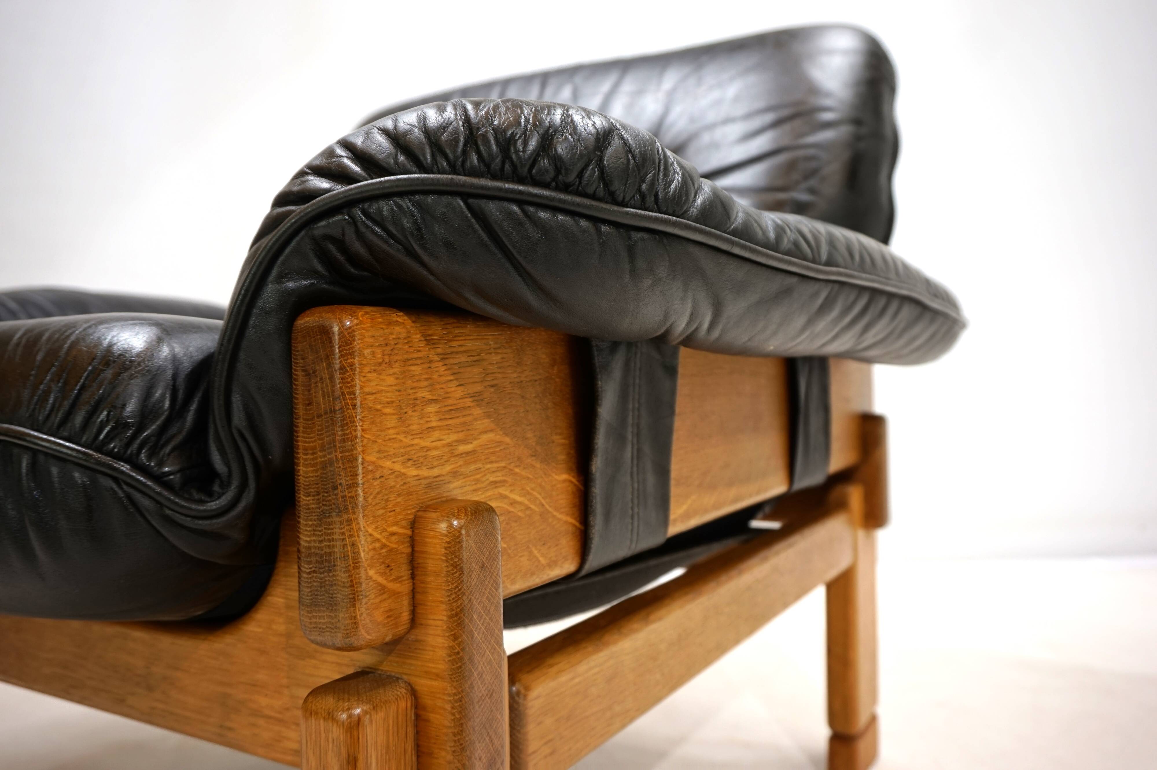 Fauteuil brutaliste cuir et chêne, 1960