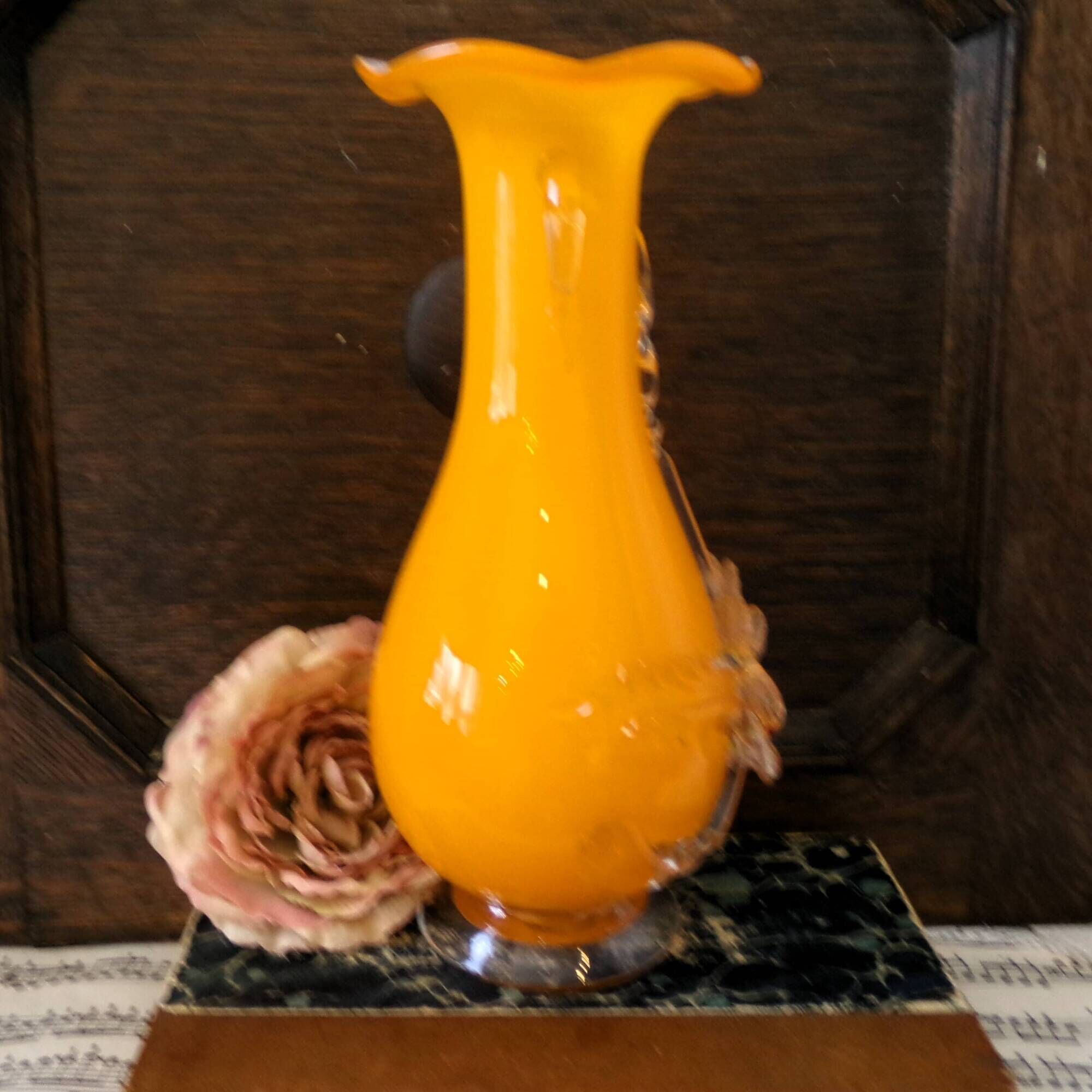 Vase orange Murano fait main avec détails floraux en verre transparent