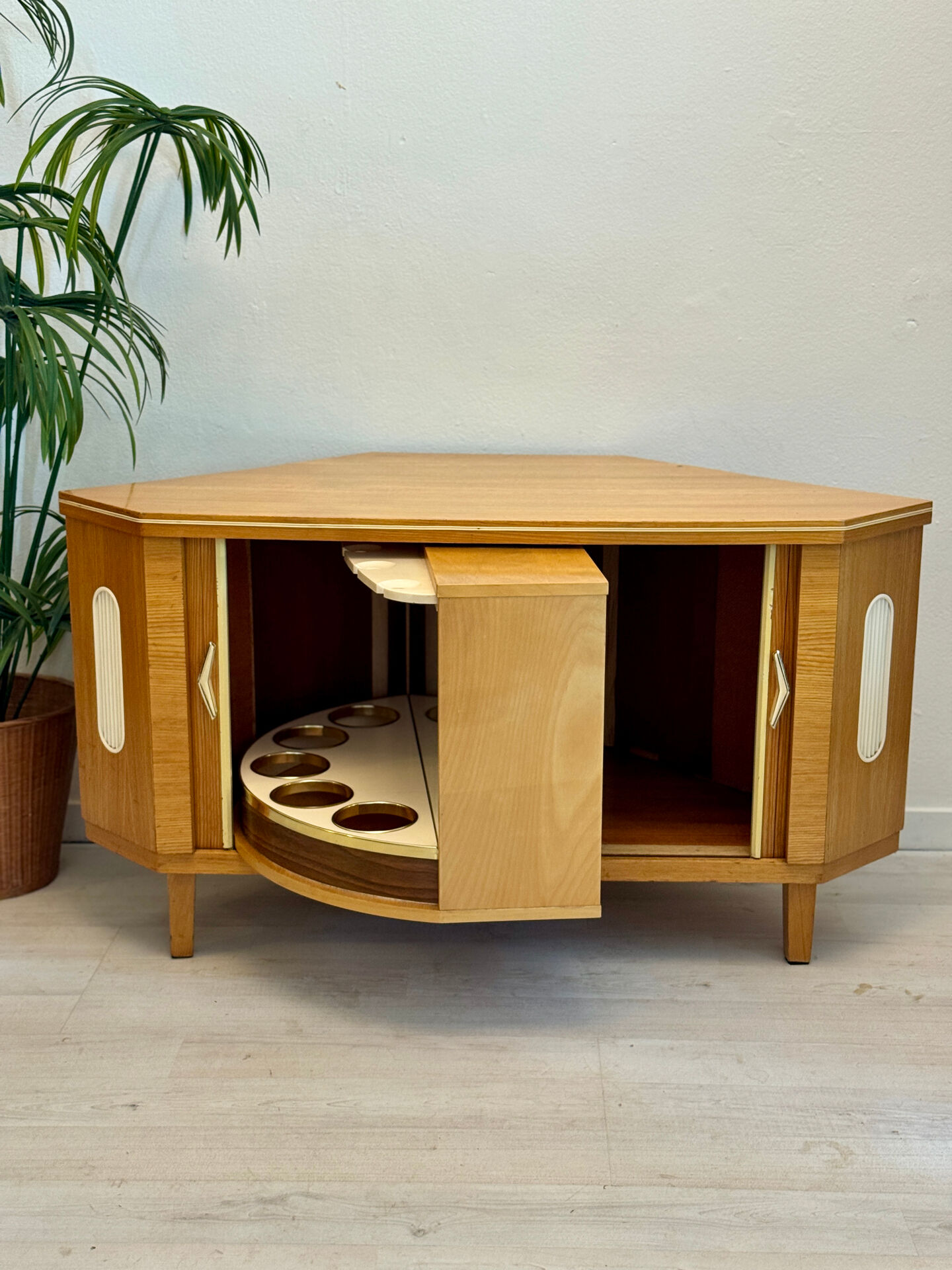 Cabinet de bar vintage « speakeasy »