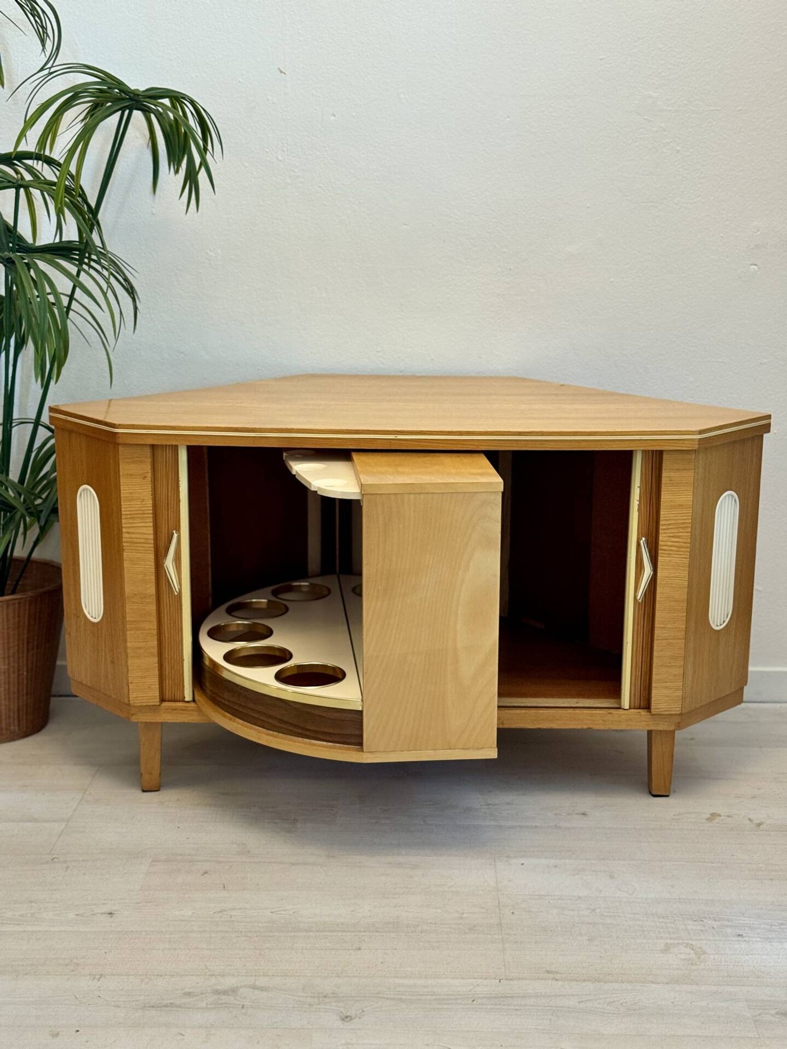 Cabinet de bar vintage « speakeasy »