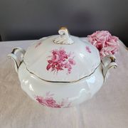 Soup tureen, sauce boat and serving dishes