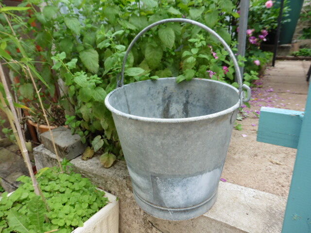 Old bucket in zinc capacity 15 liters