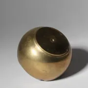Cendrier sphérique en laiton moderniste