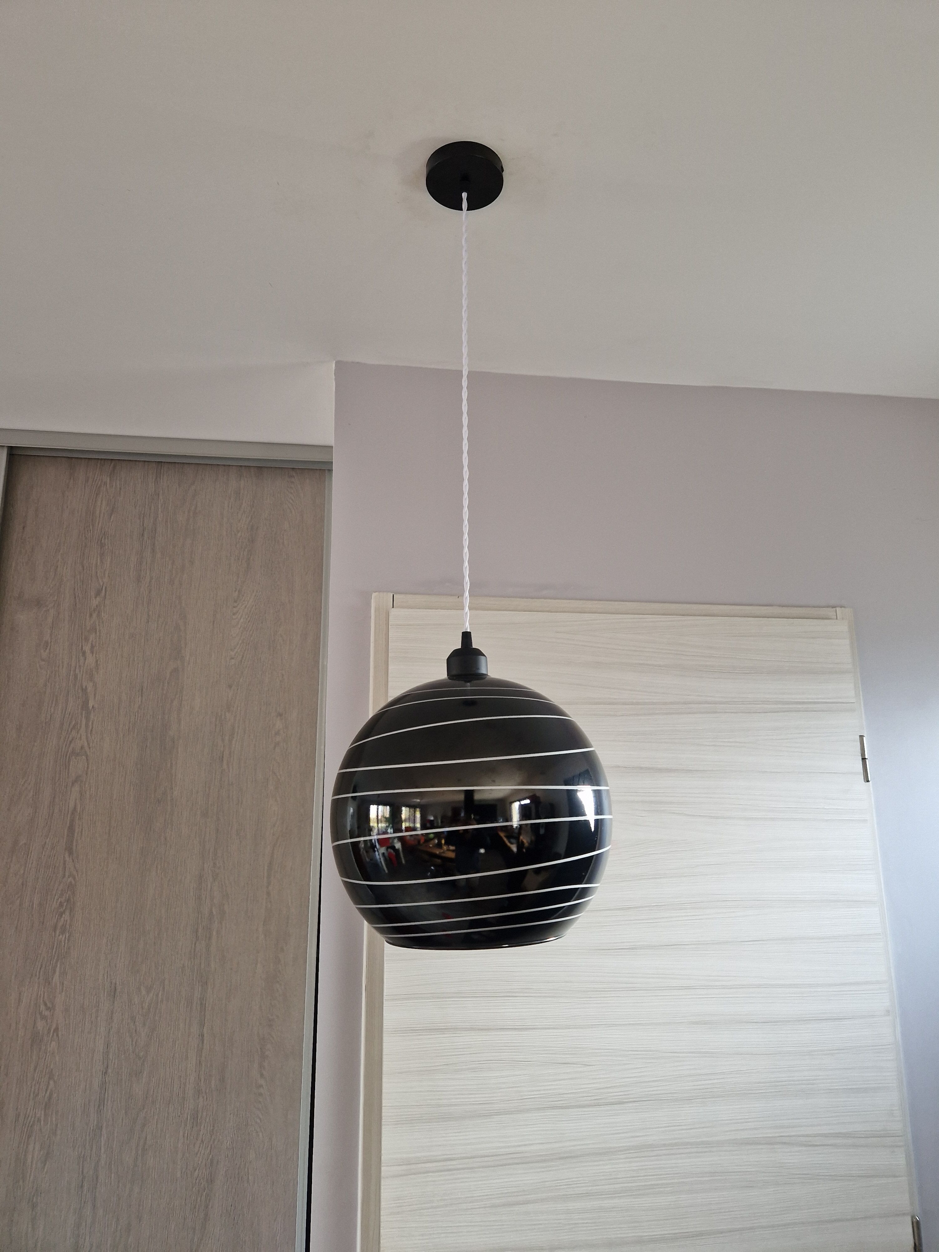 Suspension boule vintage noire et blanche