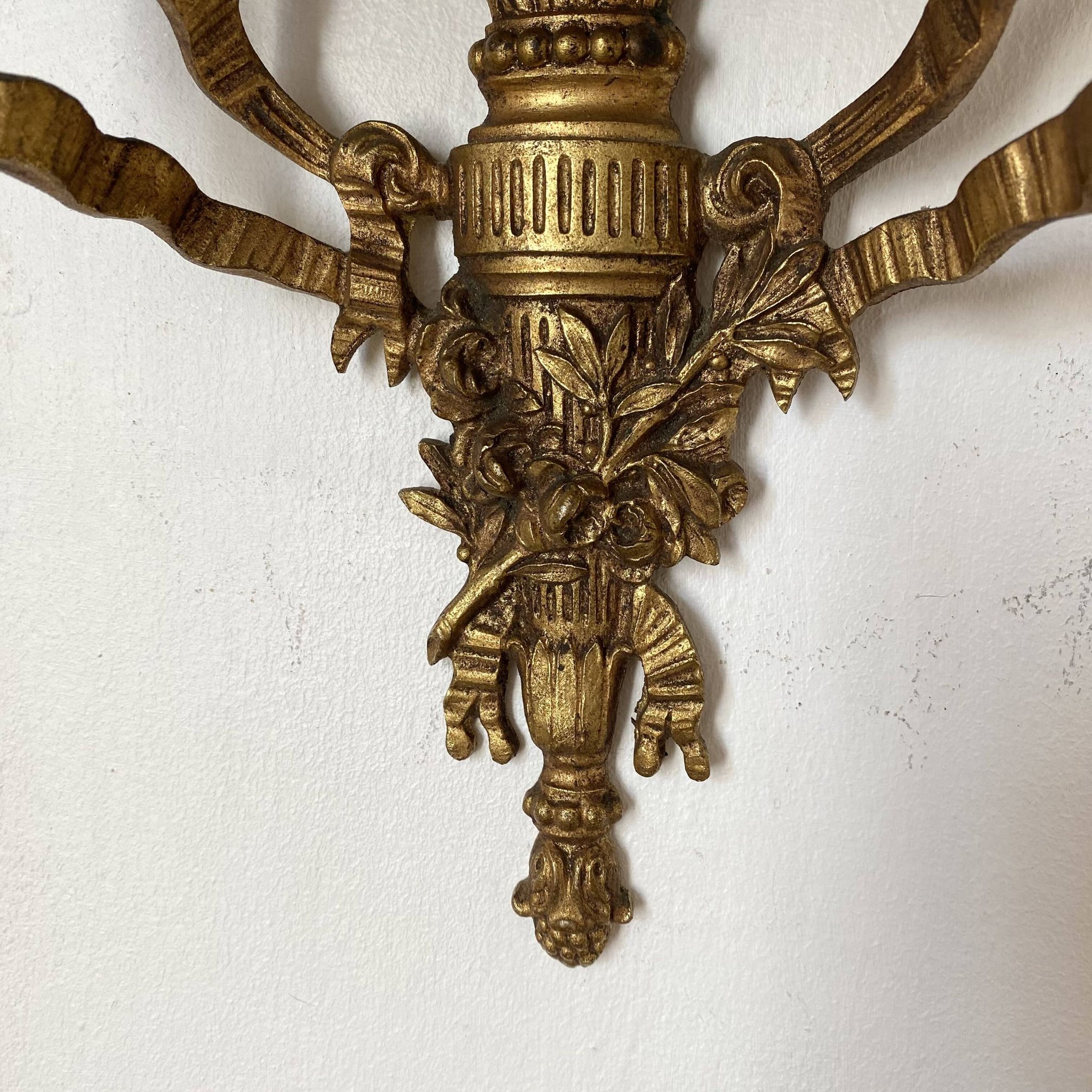 Étagère baroque en bois et bronze à décor de ruban