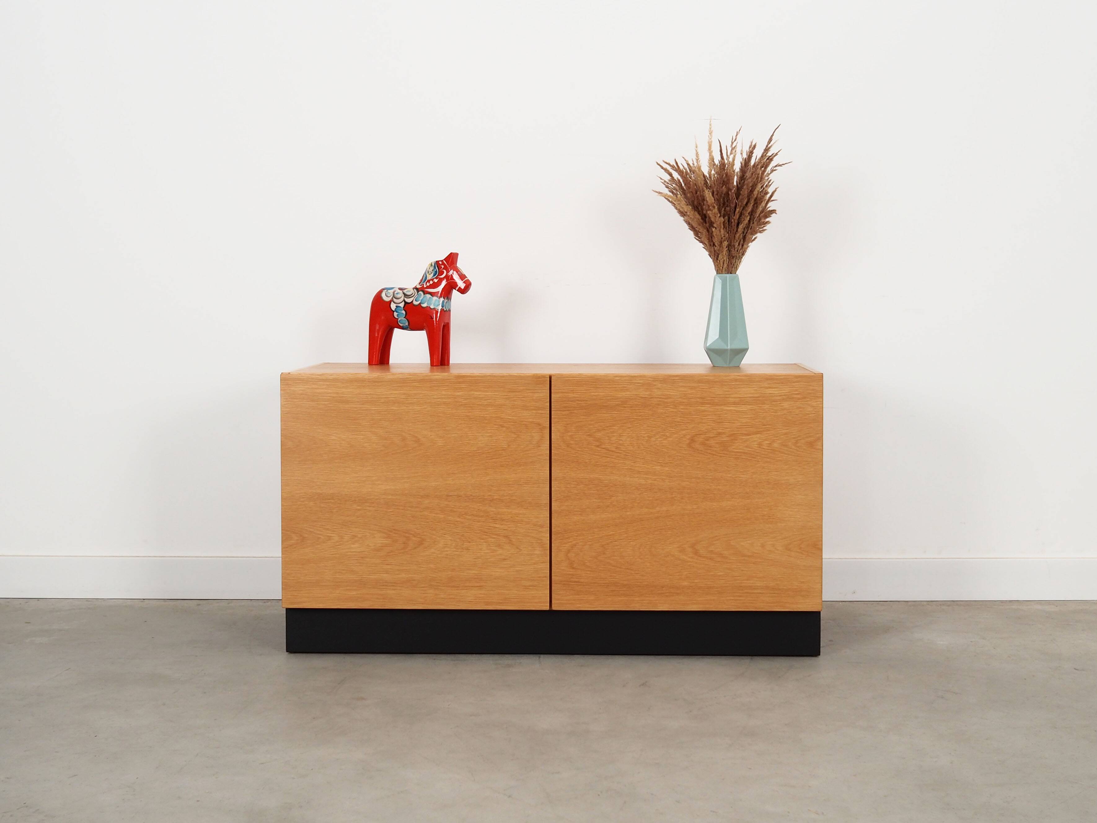 Buffet en frêne, design danois, années 1970, production : Danemark