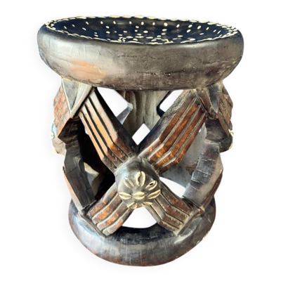 Tabouret africain traditionnel. Sculpté à la main, richement orné