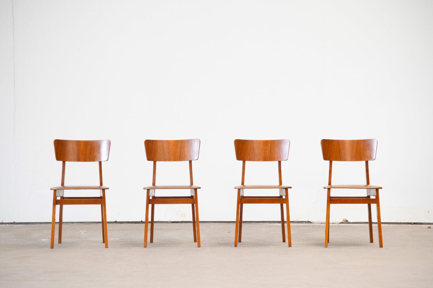 Series of 4 scandinavian chairs with curved back 1960