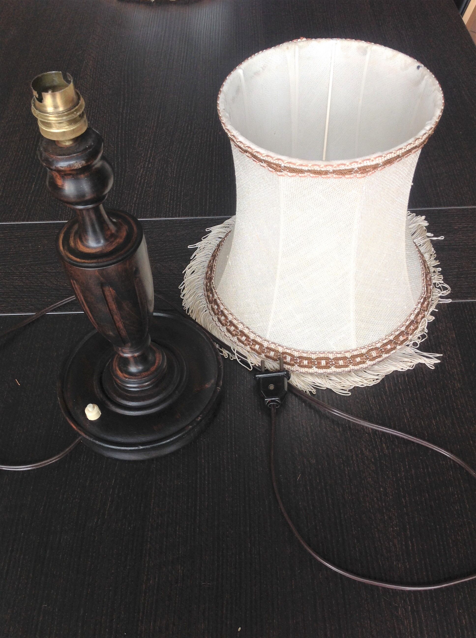 Lampe en bois tourné et abat en tissu beige style art déco / années 40-50