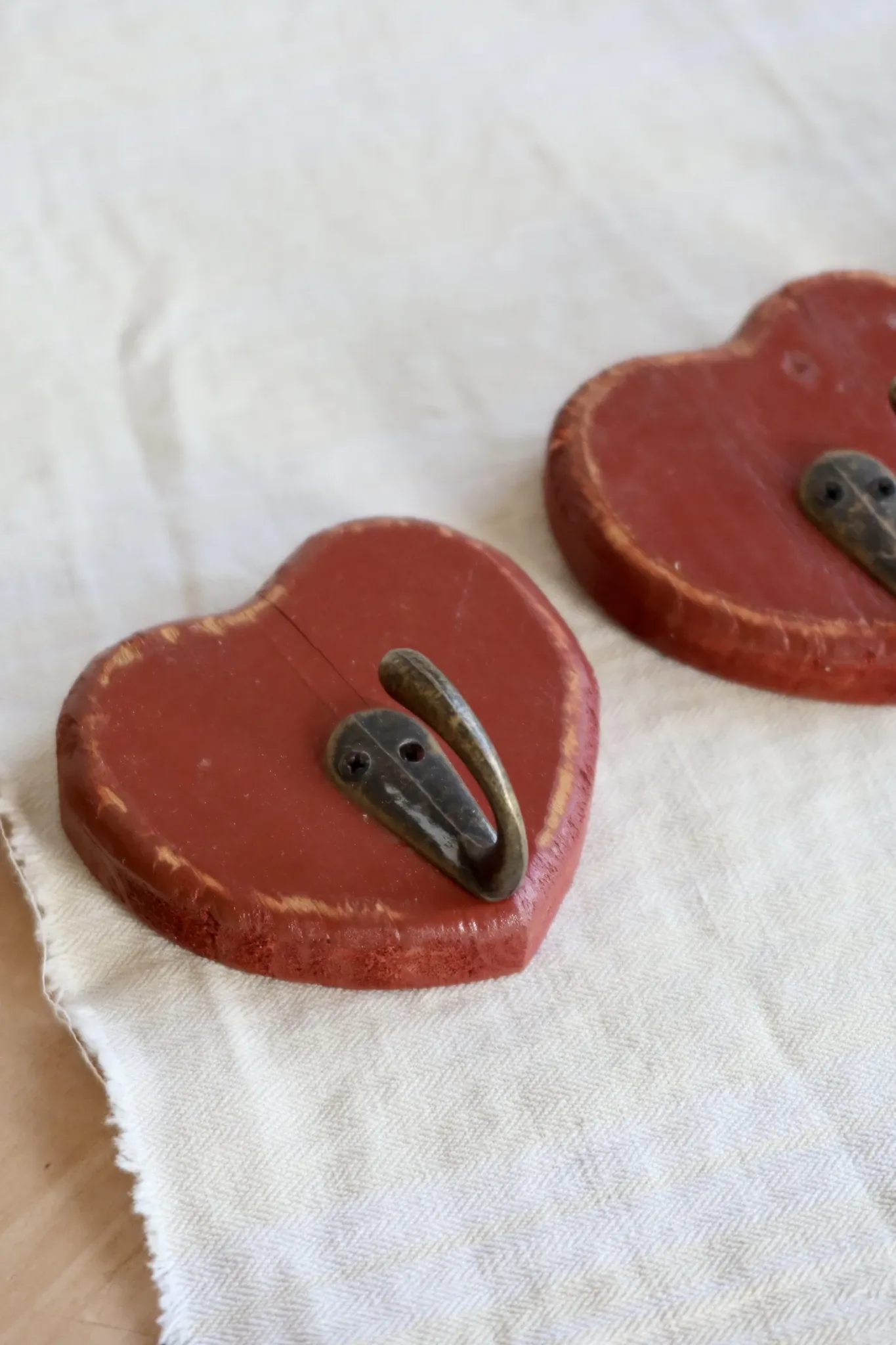 3 vintage heart-shaped wall hooks - Red painted wood and hook