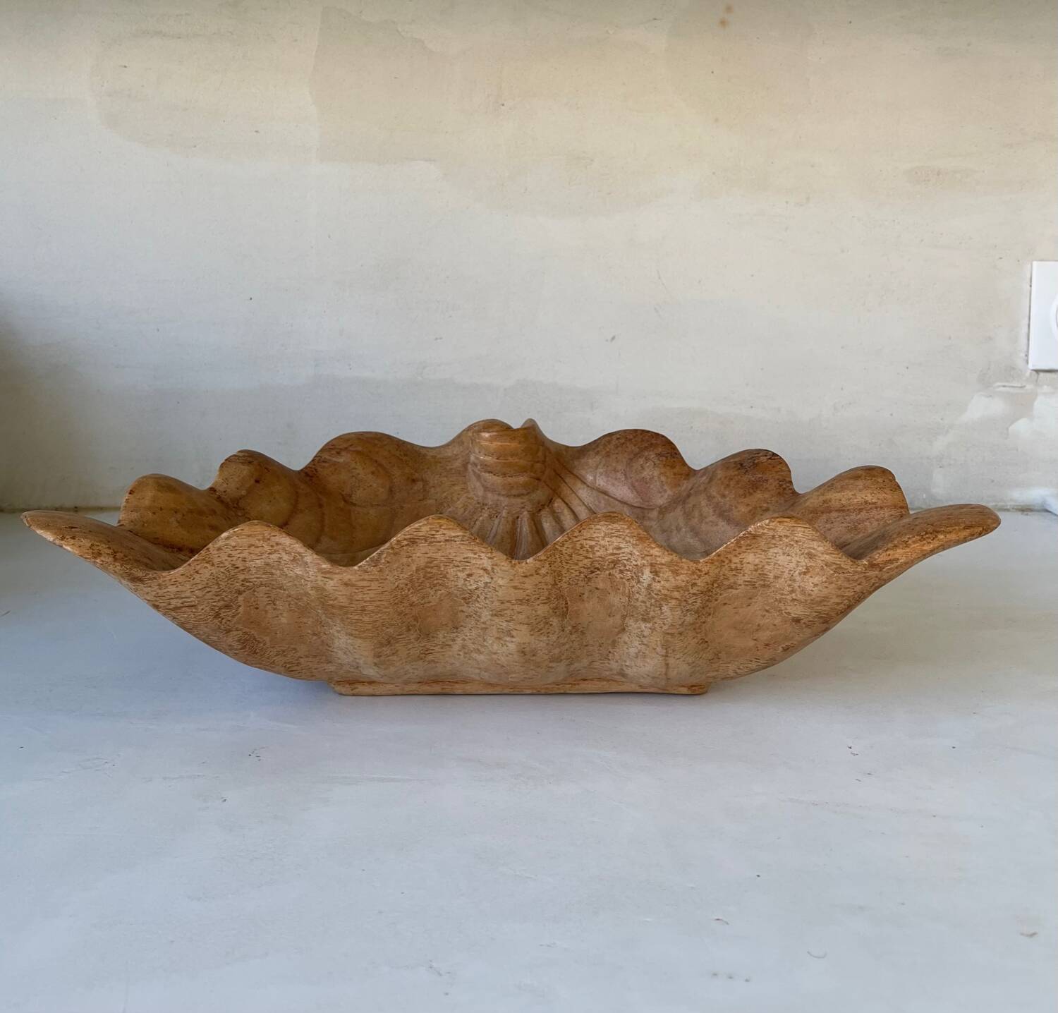 Coupe bénitier ancienne en bois sculpté