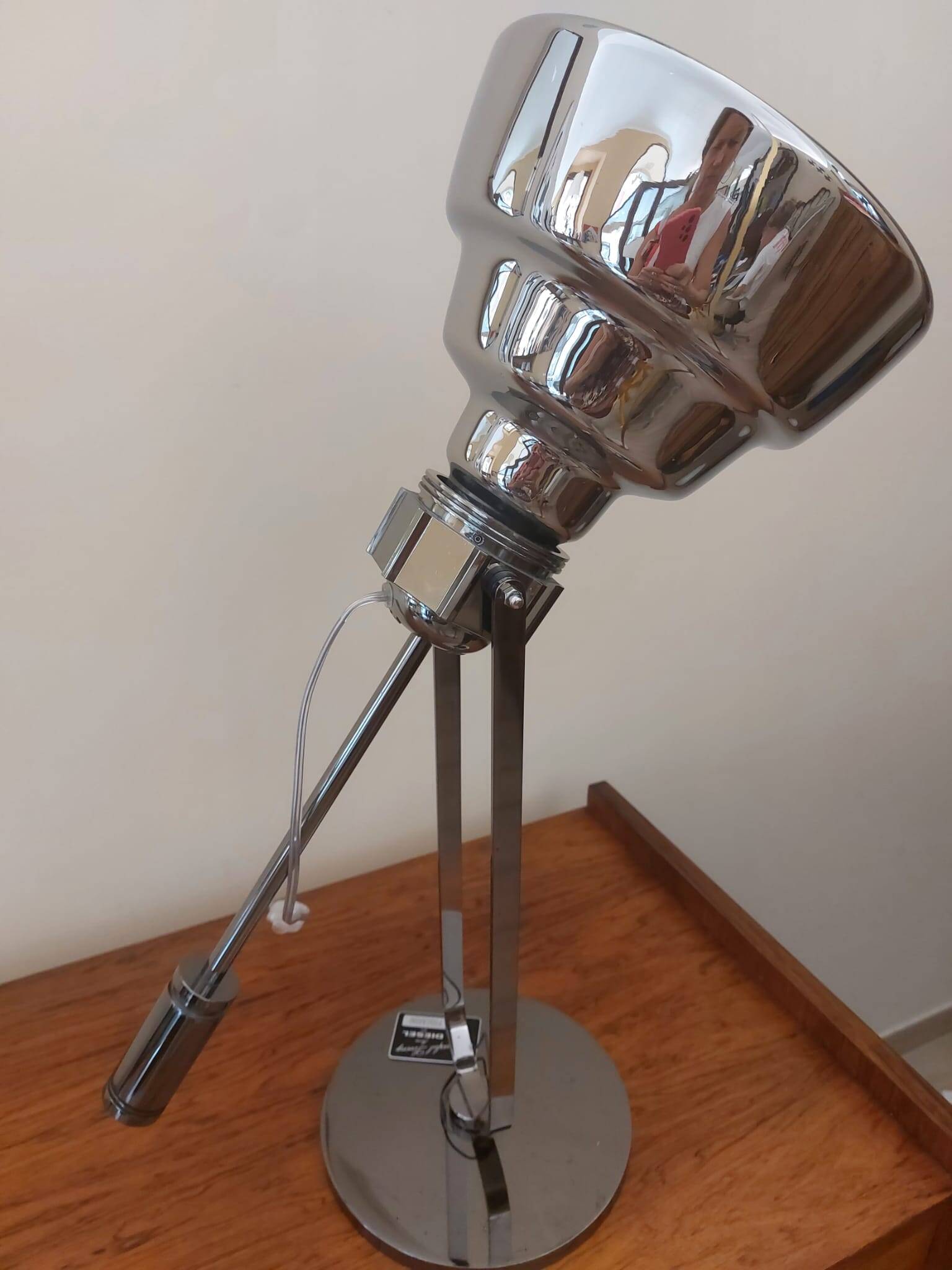 Lampada da tavolo "Glas" in vetro opalino e acciaio cromato