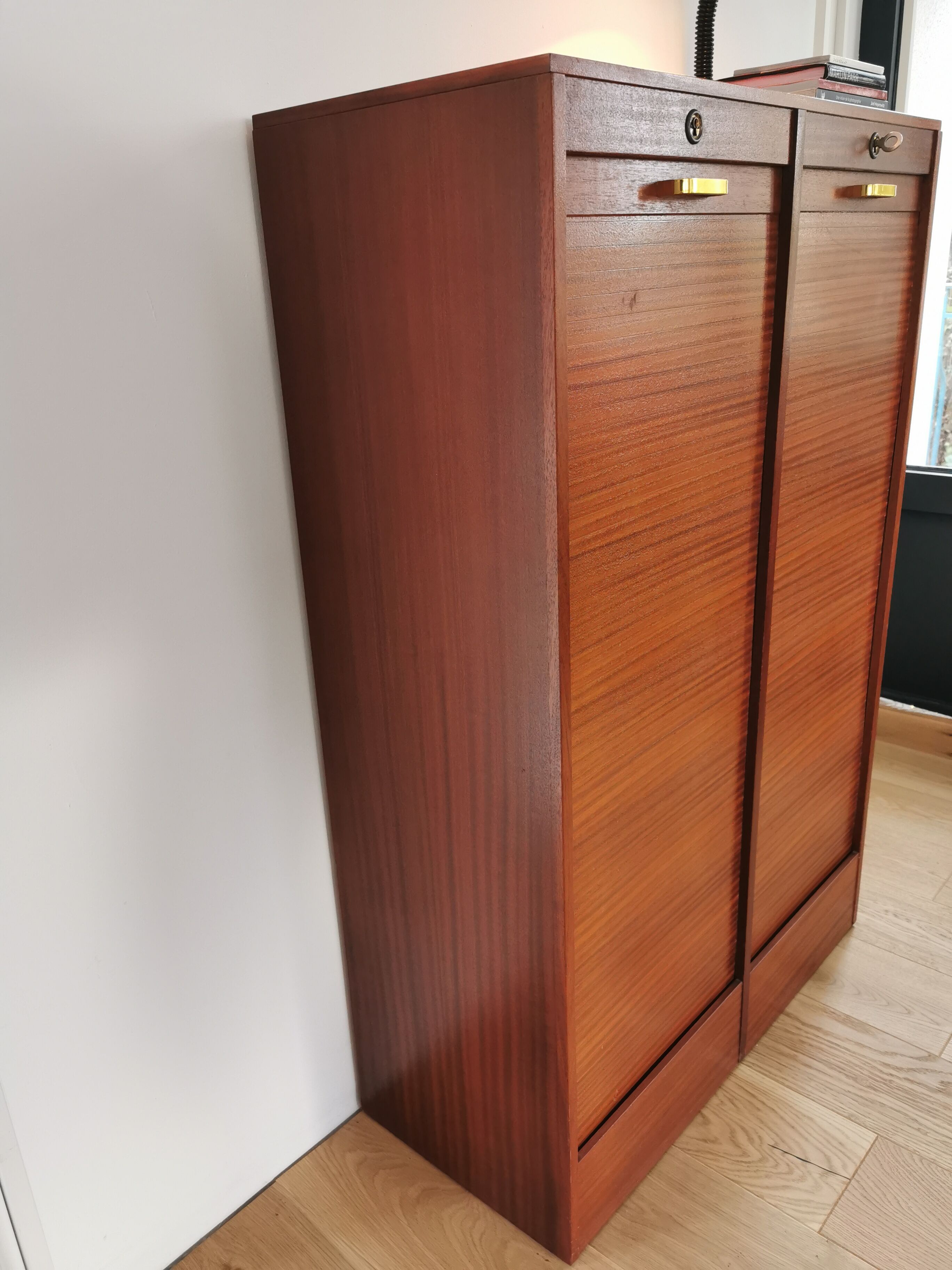 Cabinet curtain binder