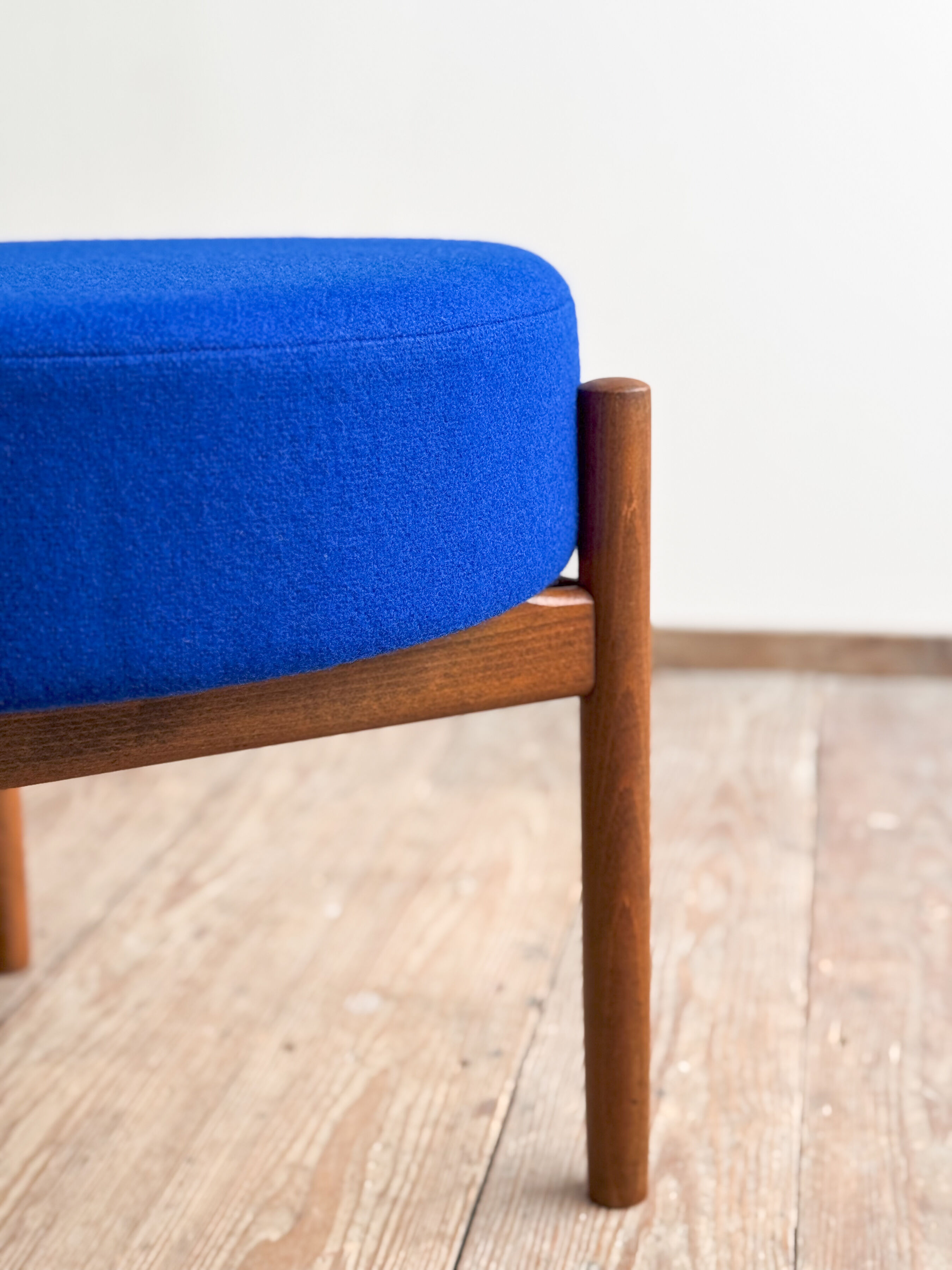 Tabouret Mid-Century en bois avec tissu Kvadrat bleu royal, design danois