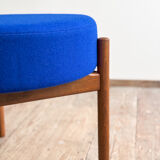 Tabouret Mid-Century en bois avec tissu Kvadrat bleu royal, design danois