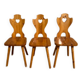Curva Cuore chairs in the style of zip lines