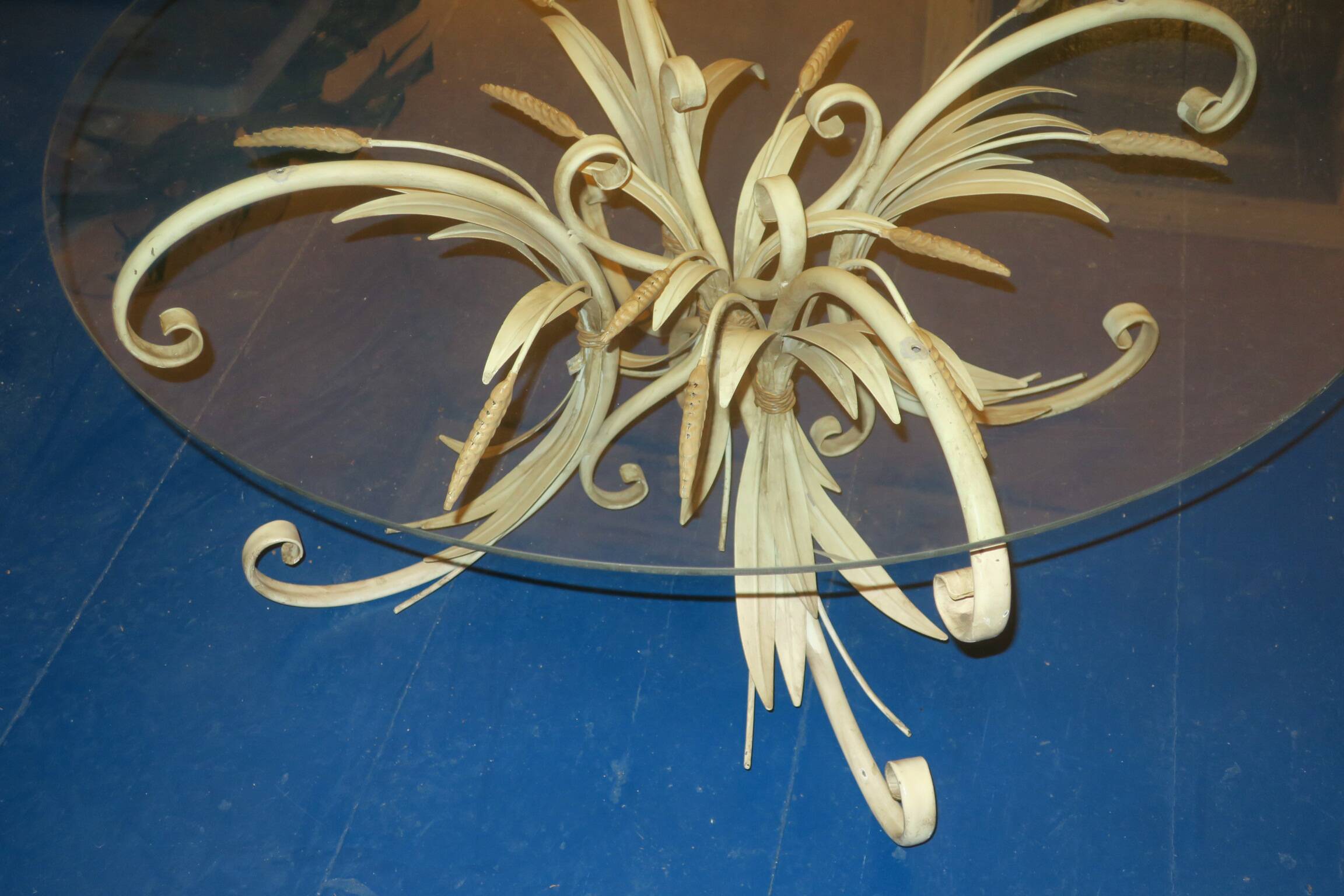 Table basse circulaire en tôle peinte et verre de Hans Kögl, années 1960
