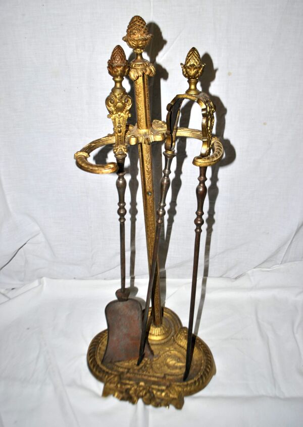 Nécessaire de cheminée en fonte et laiton doré avec pelle et pince