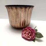 Cache-pot / vase rond en cuivre gaufré dans le style d'Egidio Casagrande