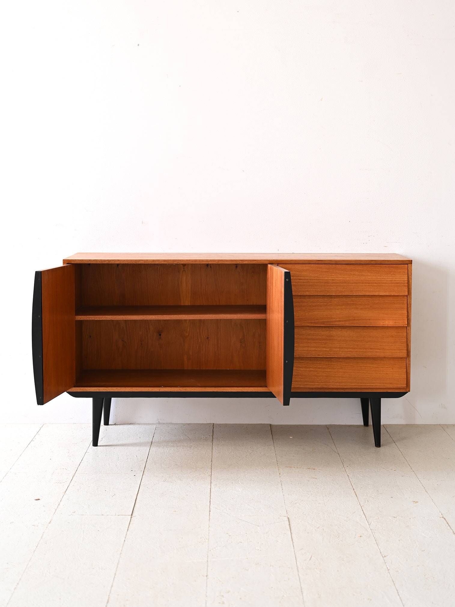 Buffet scandinave avec détails noirs