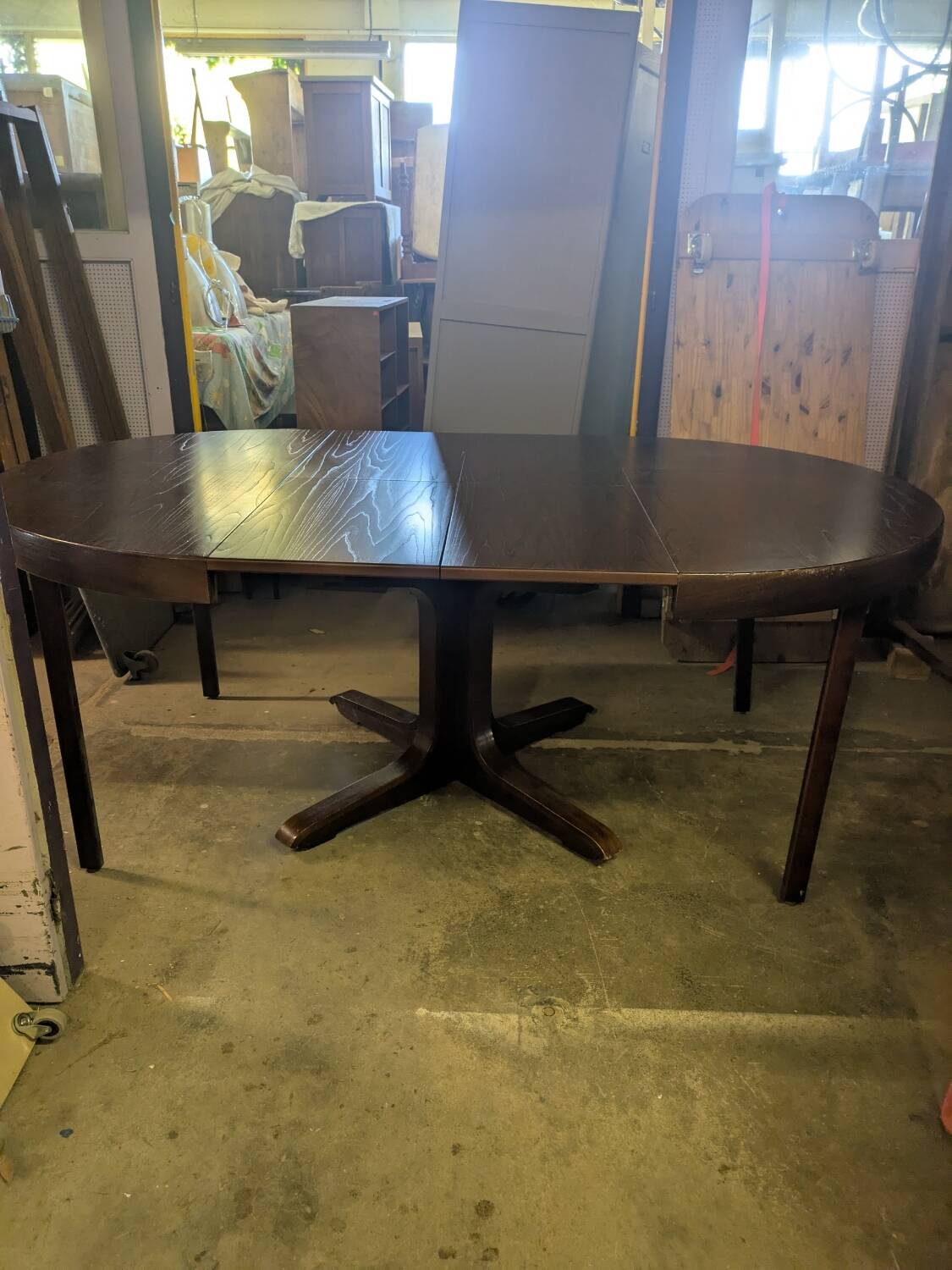 Round table with butterfly extensions