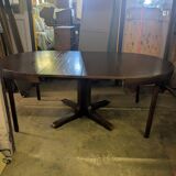 Round table with butterfly extensions