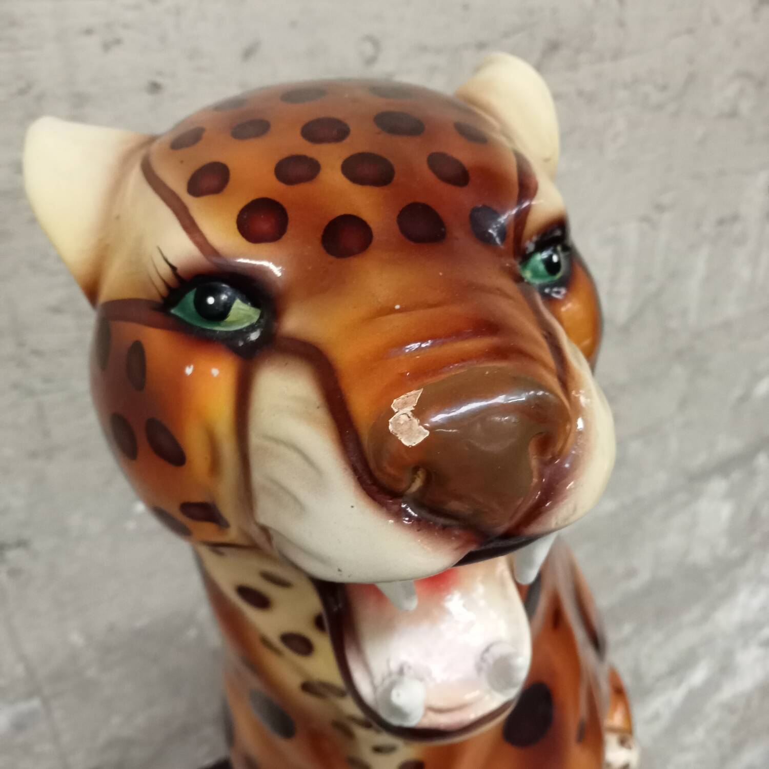 Leopard statuette