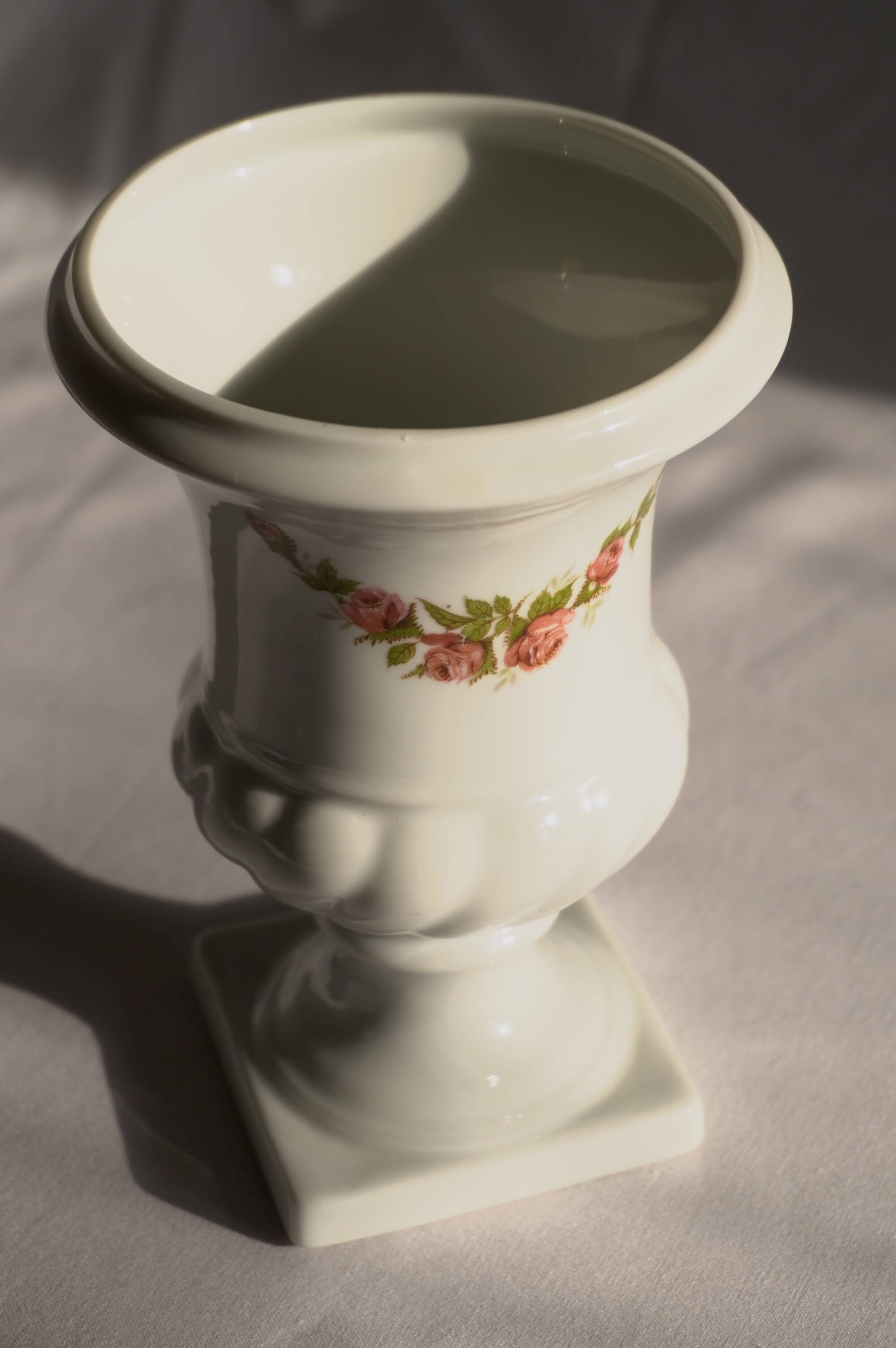 Médicis vase with floral decoration, made of Limoges porcelain.