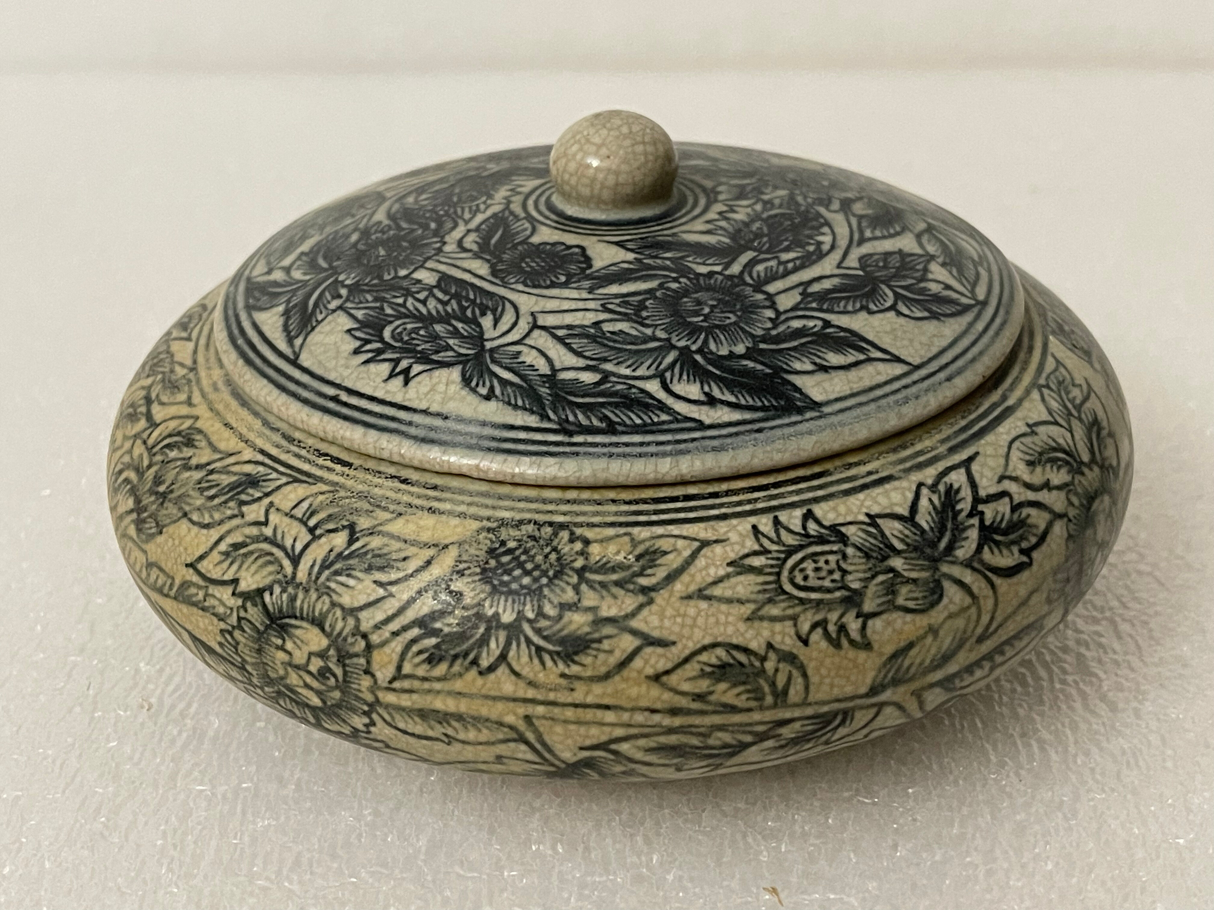 Box of Vietnam later Le dynasty XV or XVI