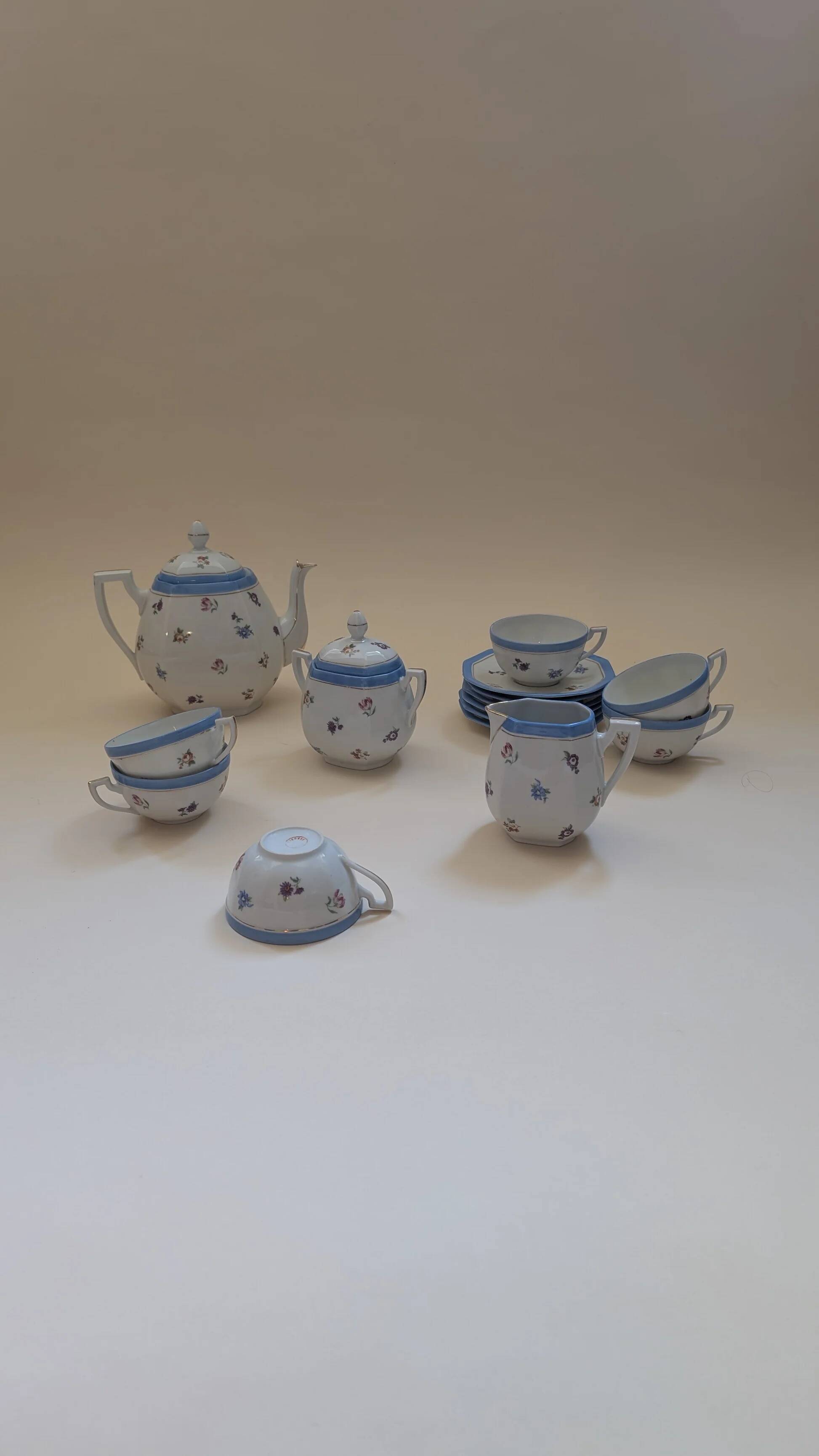Tea set, 6 cups and 11 bowls