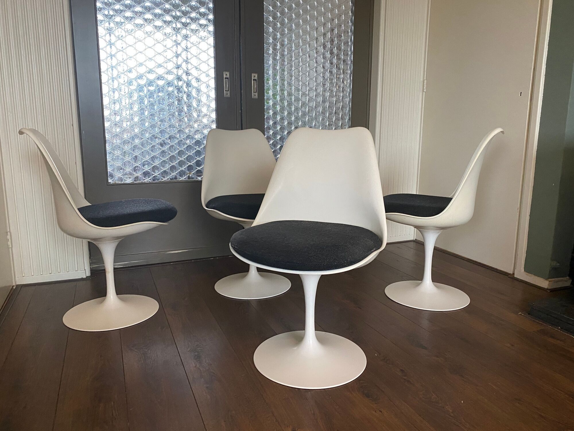 115 Tulip dining chairs by Eero Saarinen for Knoll Inc. / Knoll International