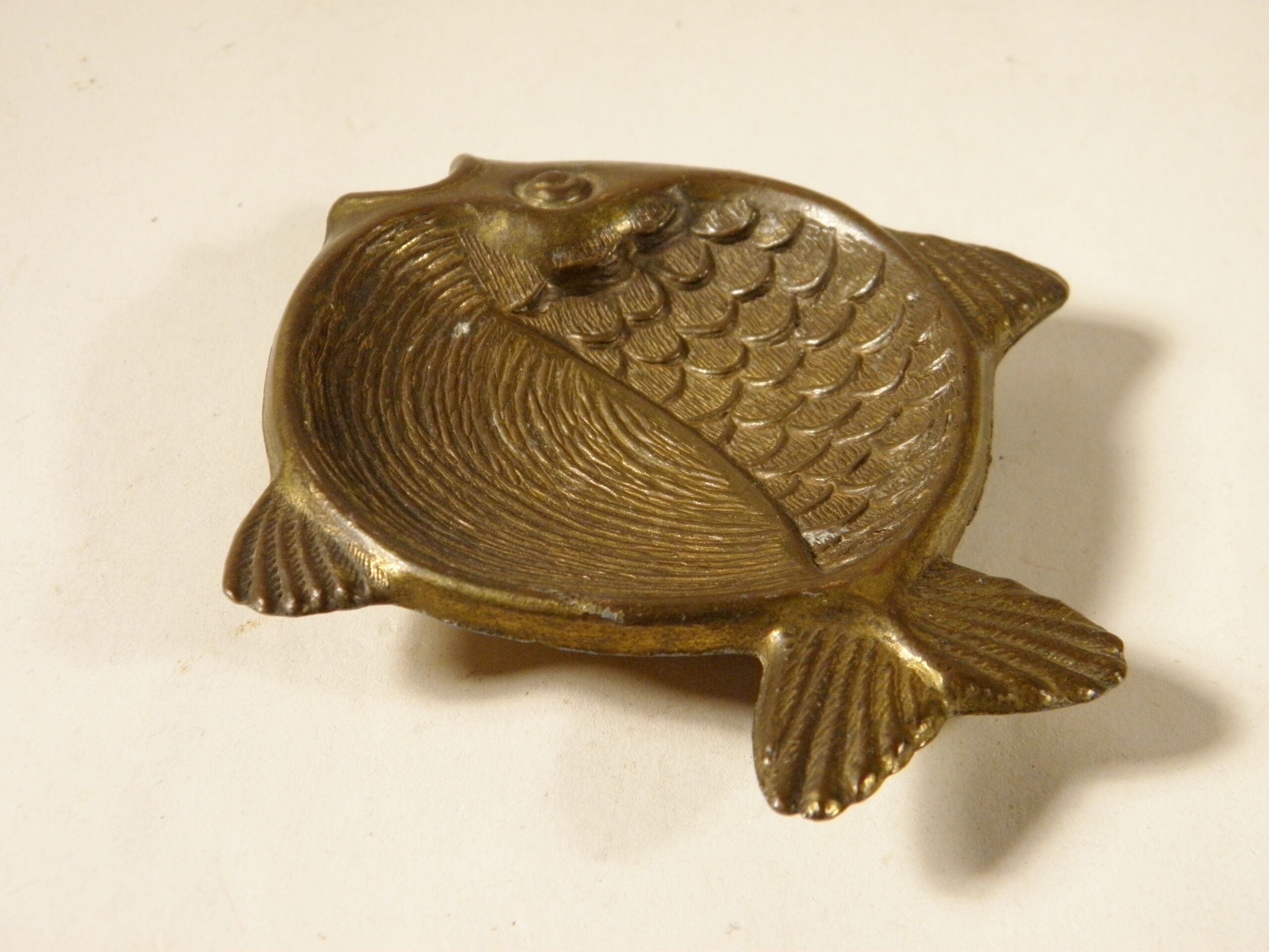 Empty pocket "fish" in golden metal