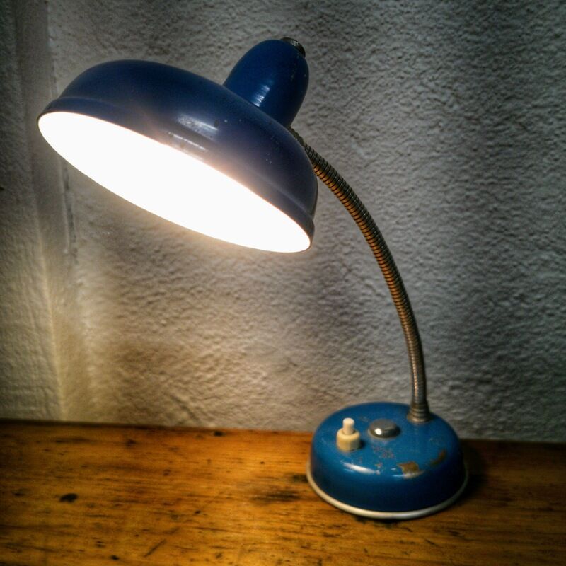 Articulated desk lamp