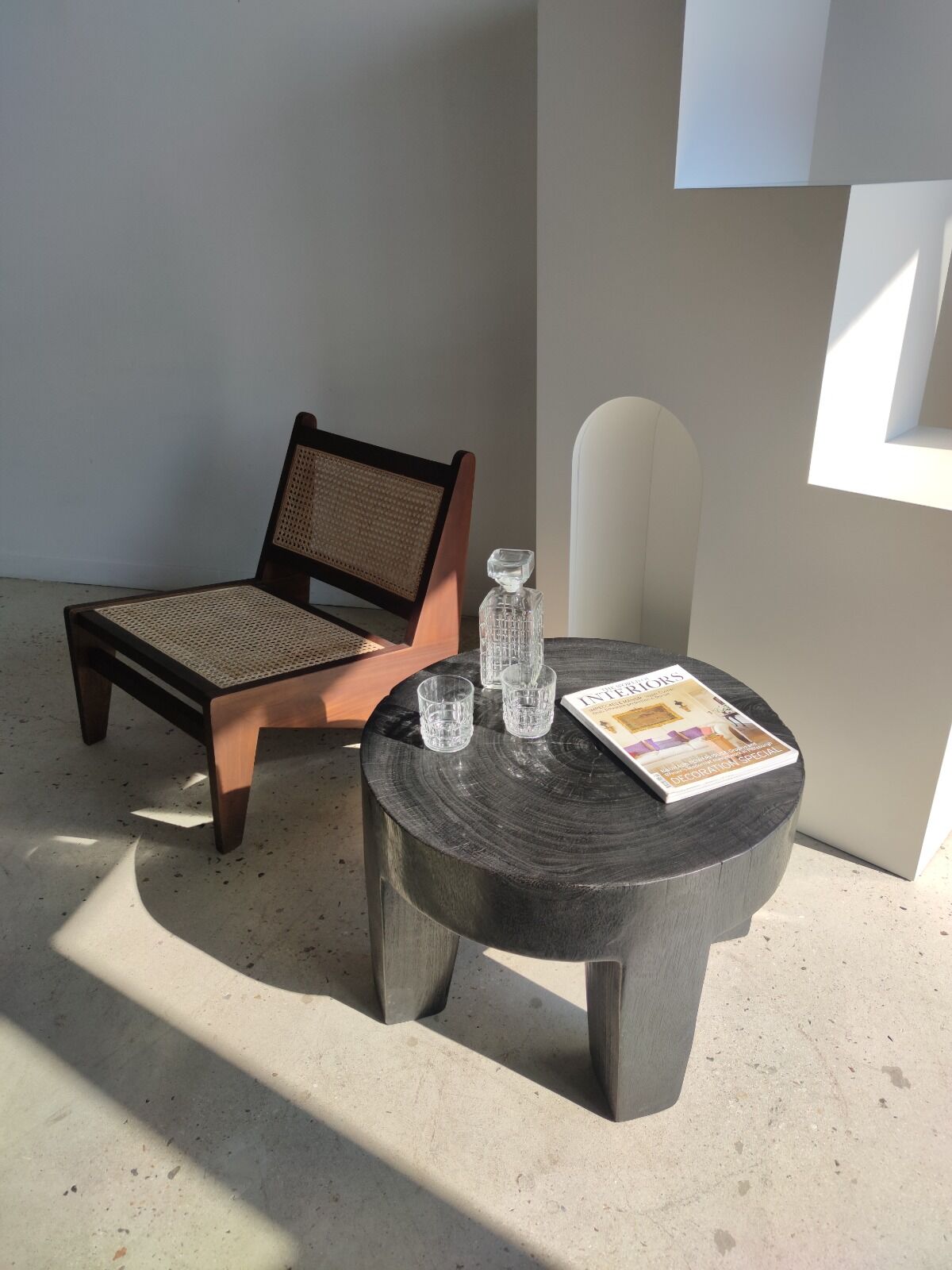 Quadripod coffee table in black monoxyl solid wood