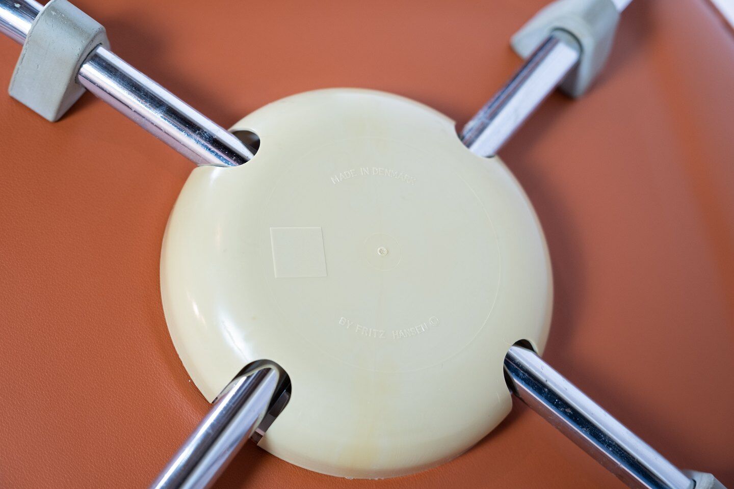 A set of 6 Seven chairs, model 3107, designed by Arne Jacobsen and manufactured by Fritz Hansen.