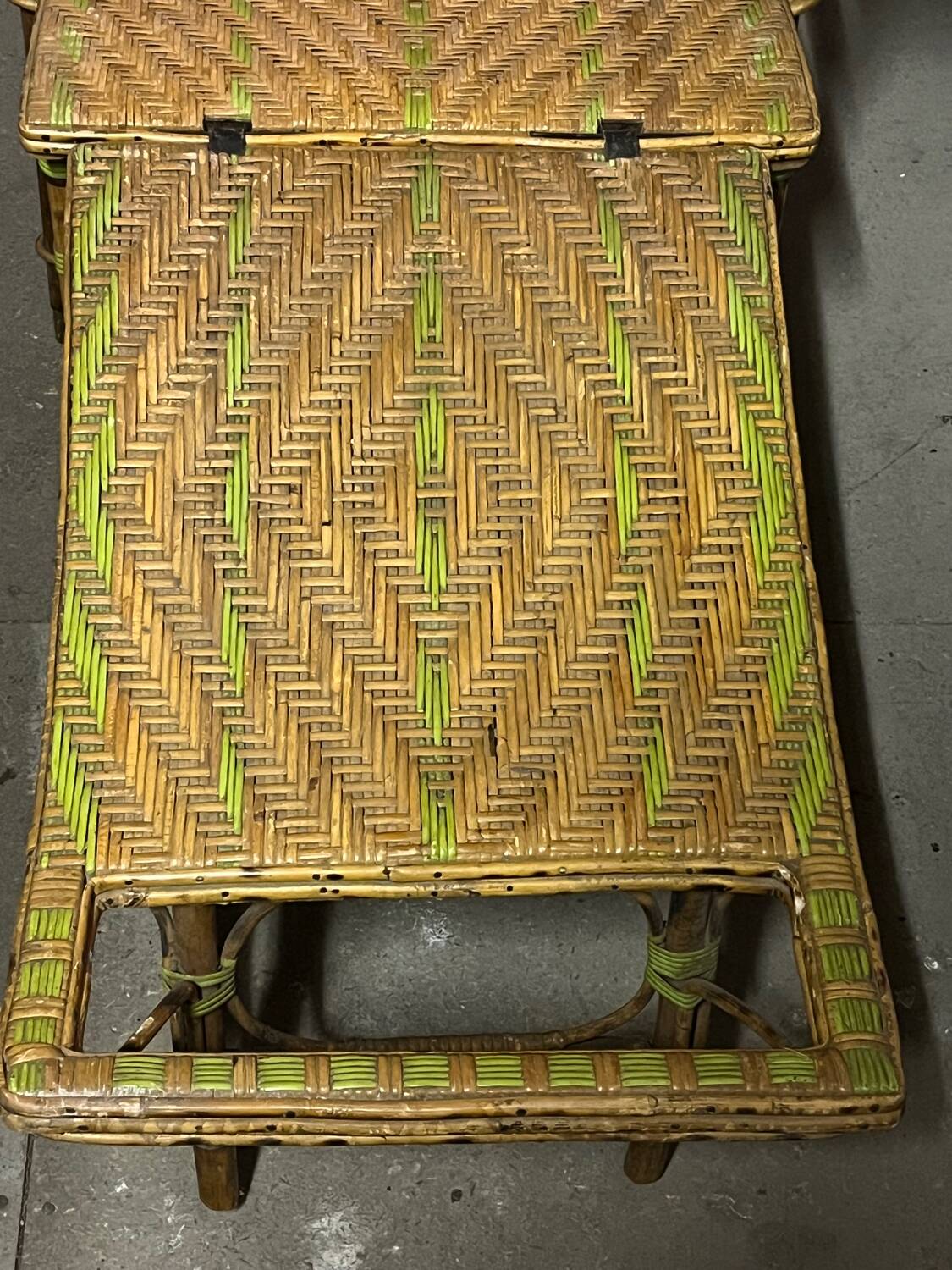 Ancienne chaise longue fauteuil en rotin osier de jardin