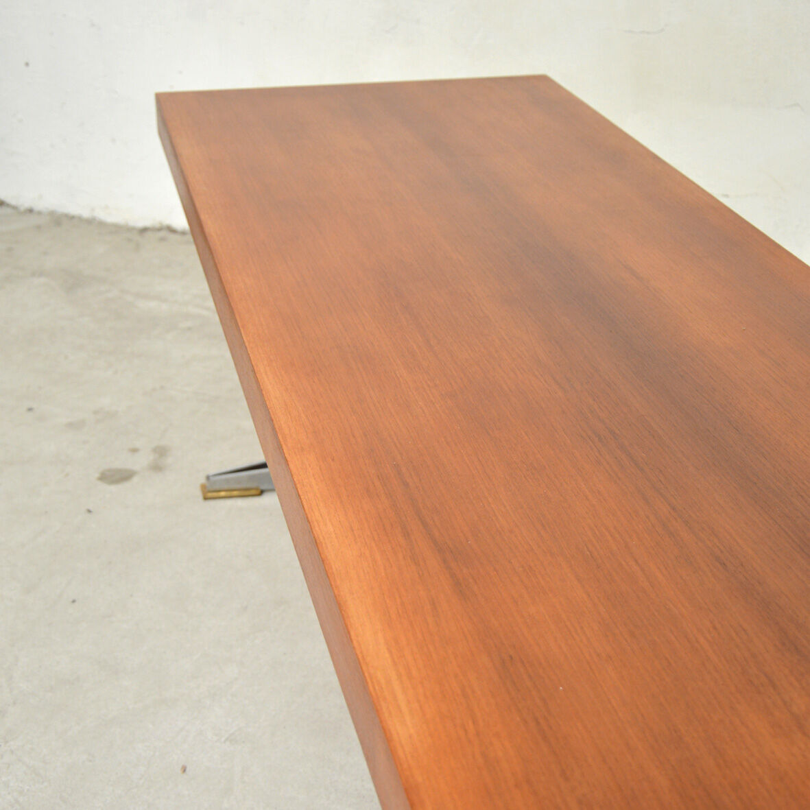Extensible low table with metal feet 1960s