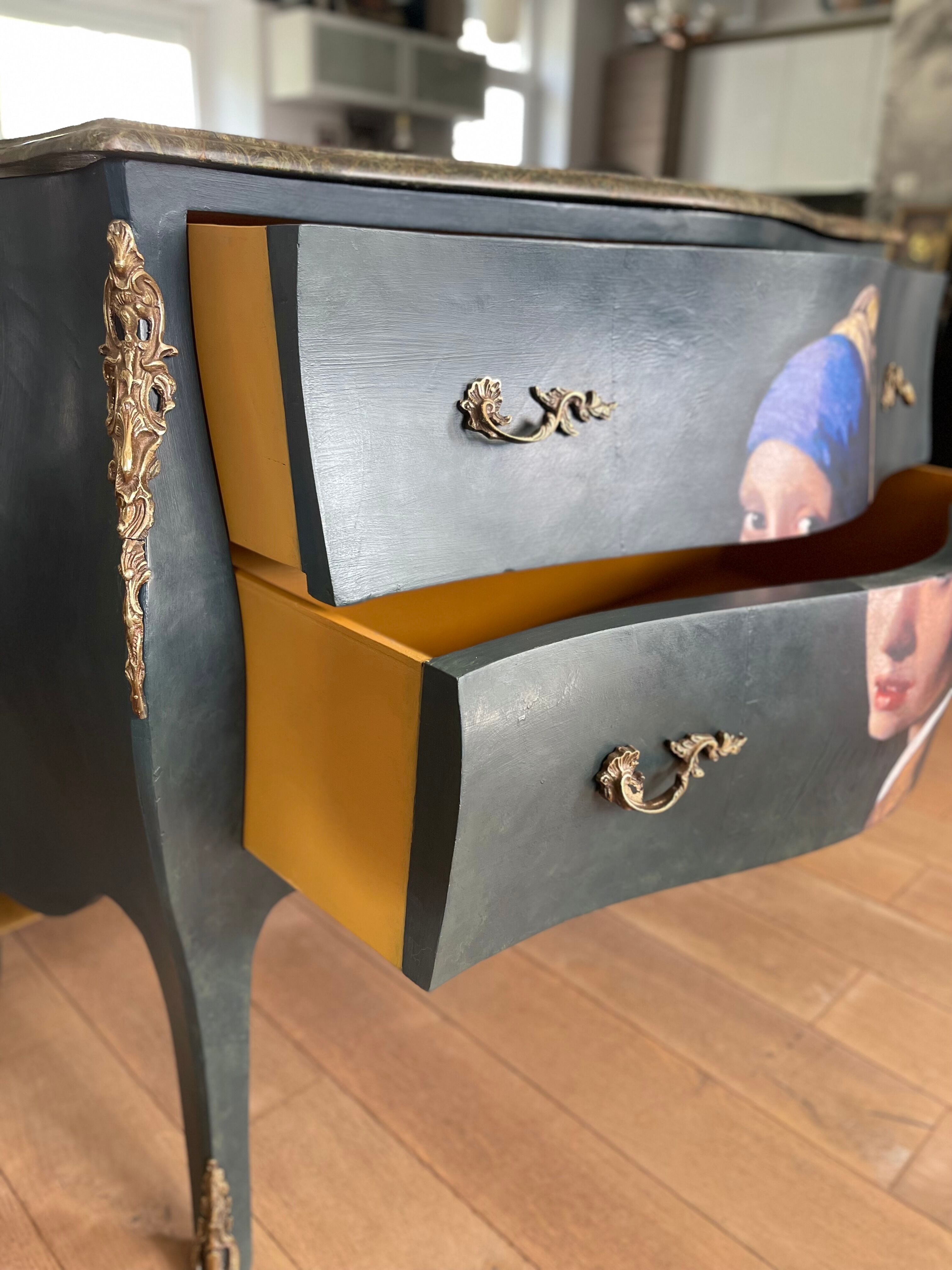 Commode patinée galbée de style Louis XV