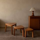 Tables gigognes en chêne massif des années 1970, ensemble de 3 · Plateaux triangulaires organiques