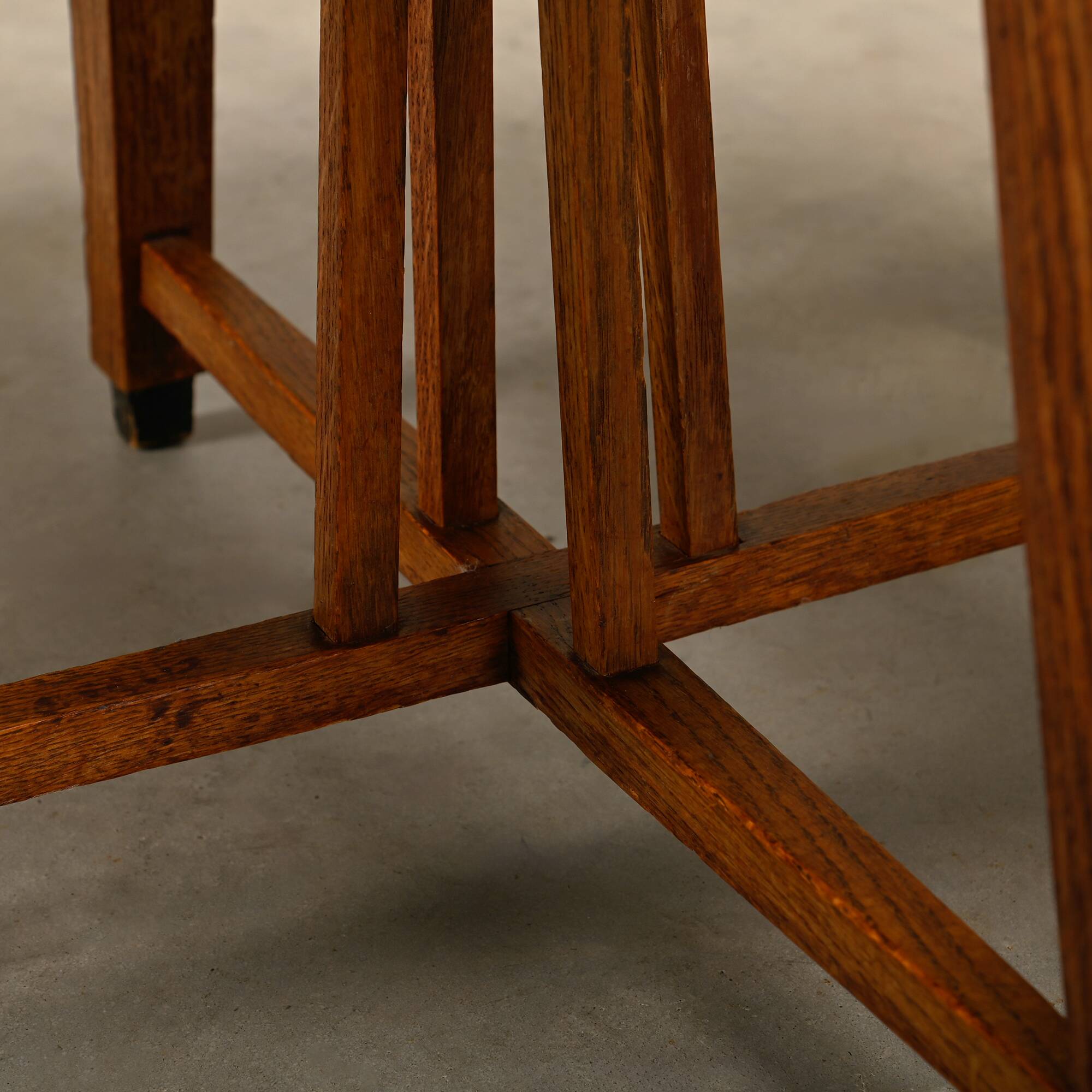 Table d'appoint octogonale en chêne de l'École de La Haye Art Déco architecturale