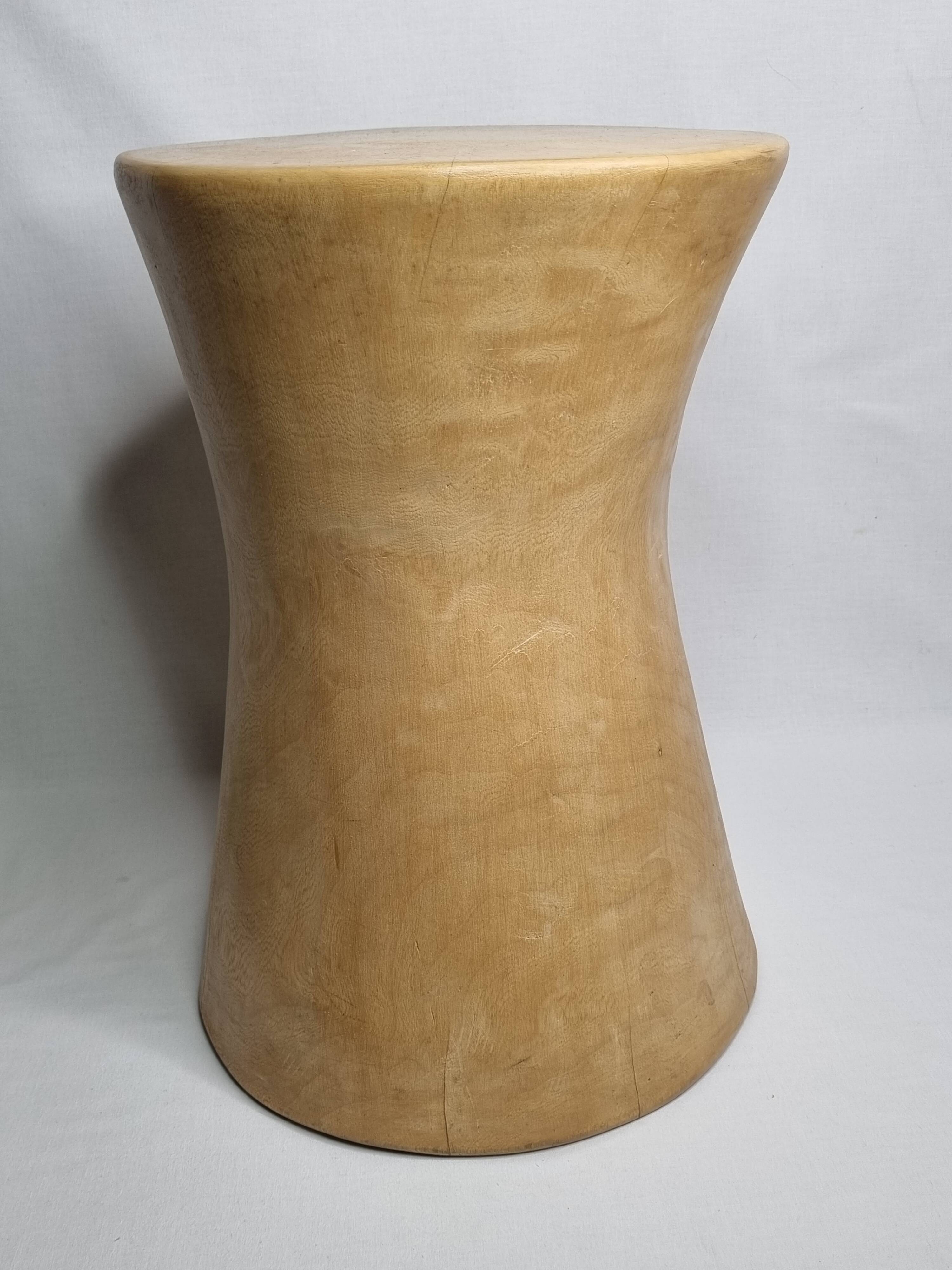 Brutalist monoxyle stool in solid mango wood, hourglass shape, 44 cm