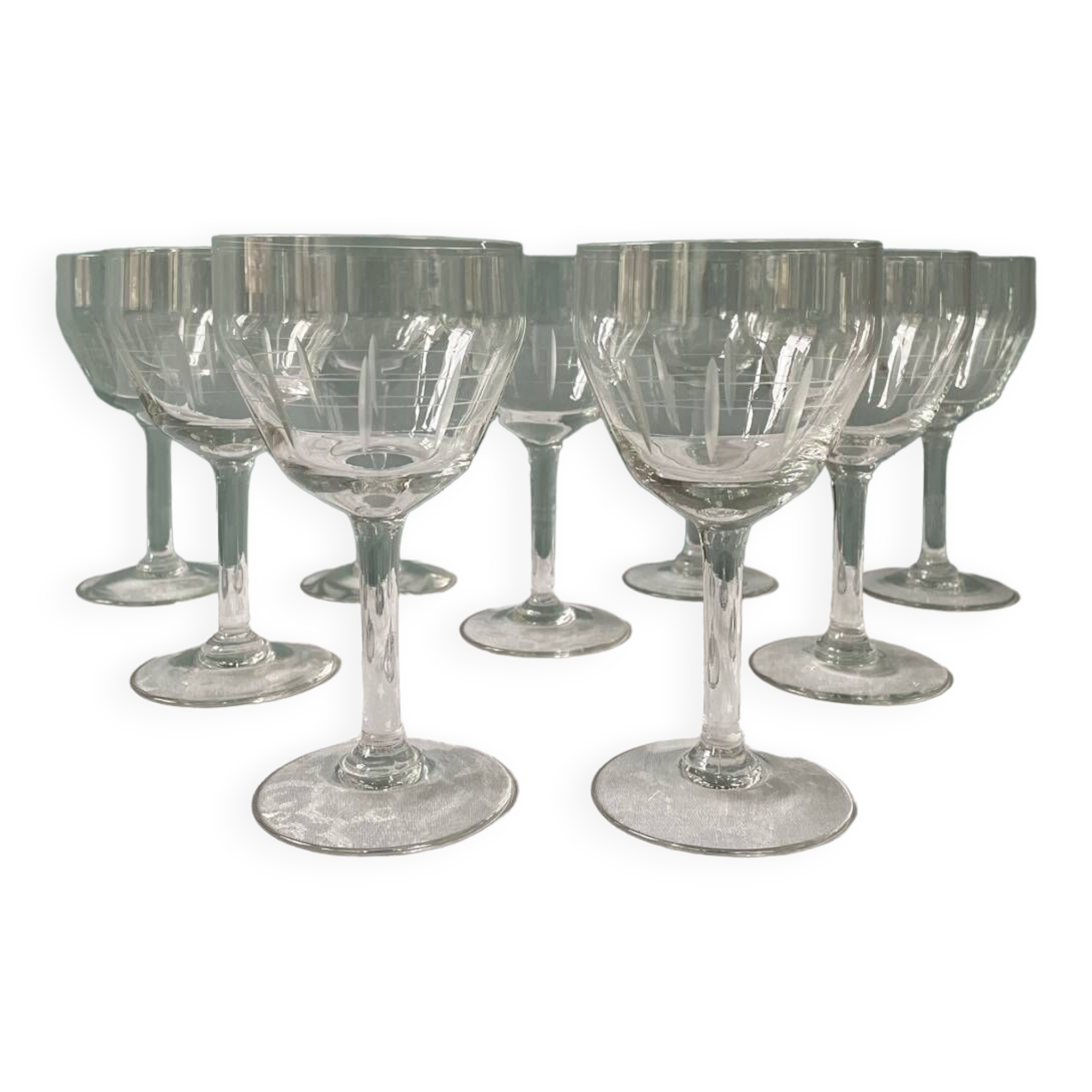 Série de 9 verres à pied gravés, vers 1950