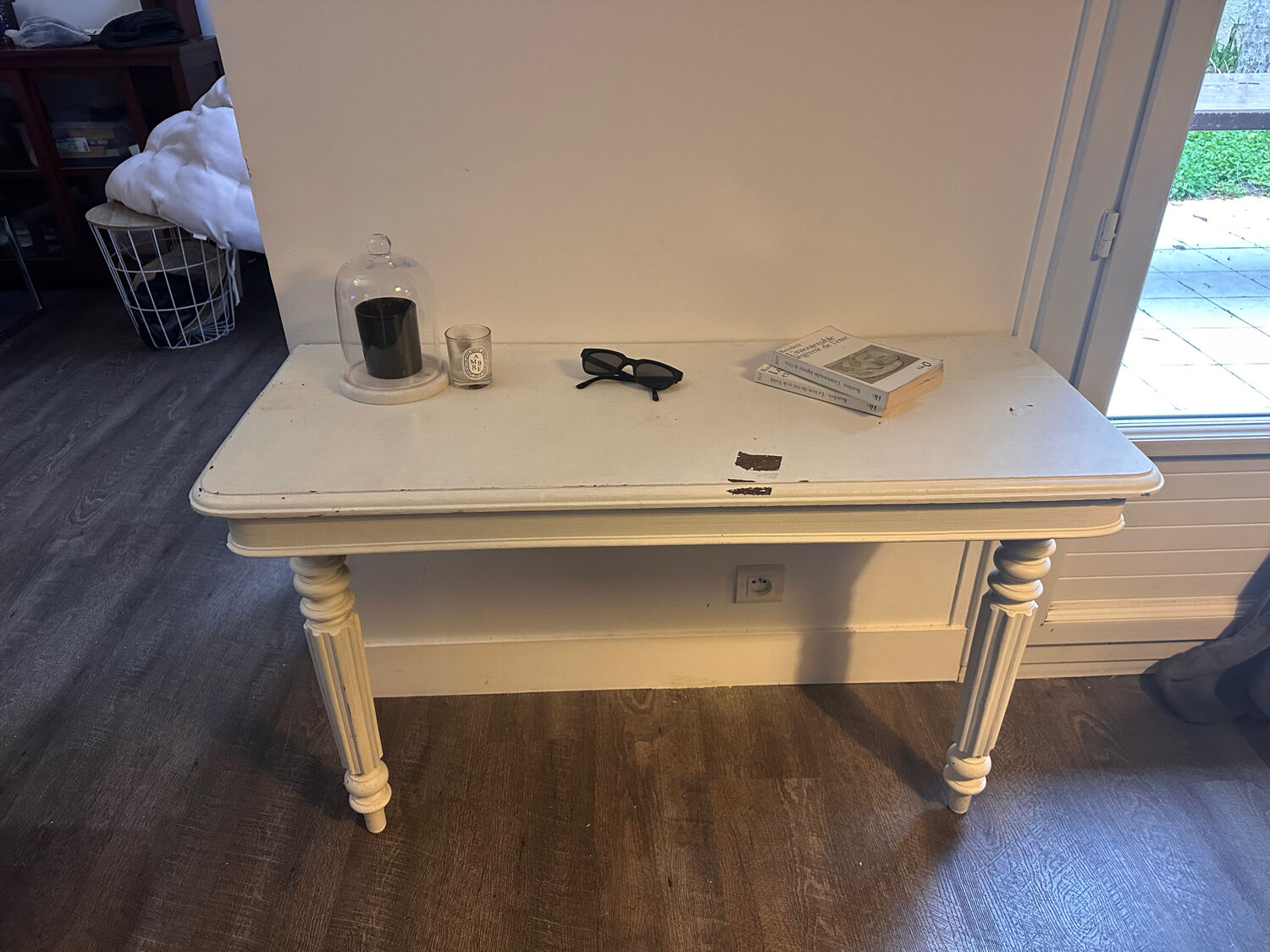 Vintage console in weathered white wood – Chic country style, tapered legs.