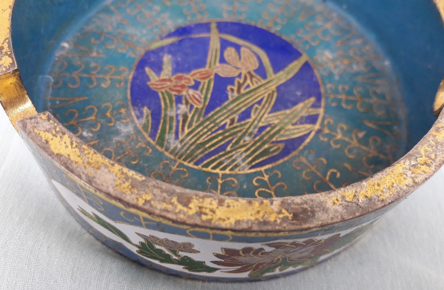 Ashtray in partitioned