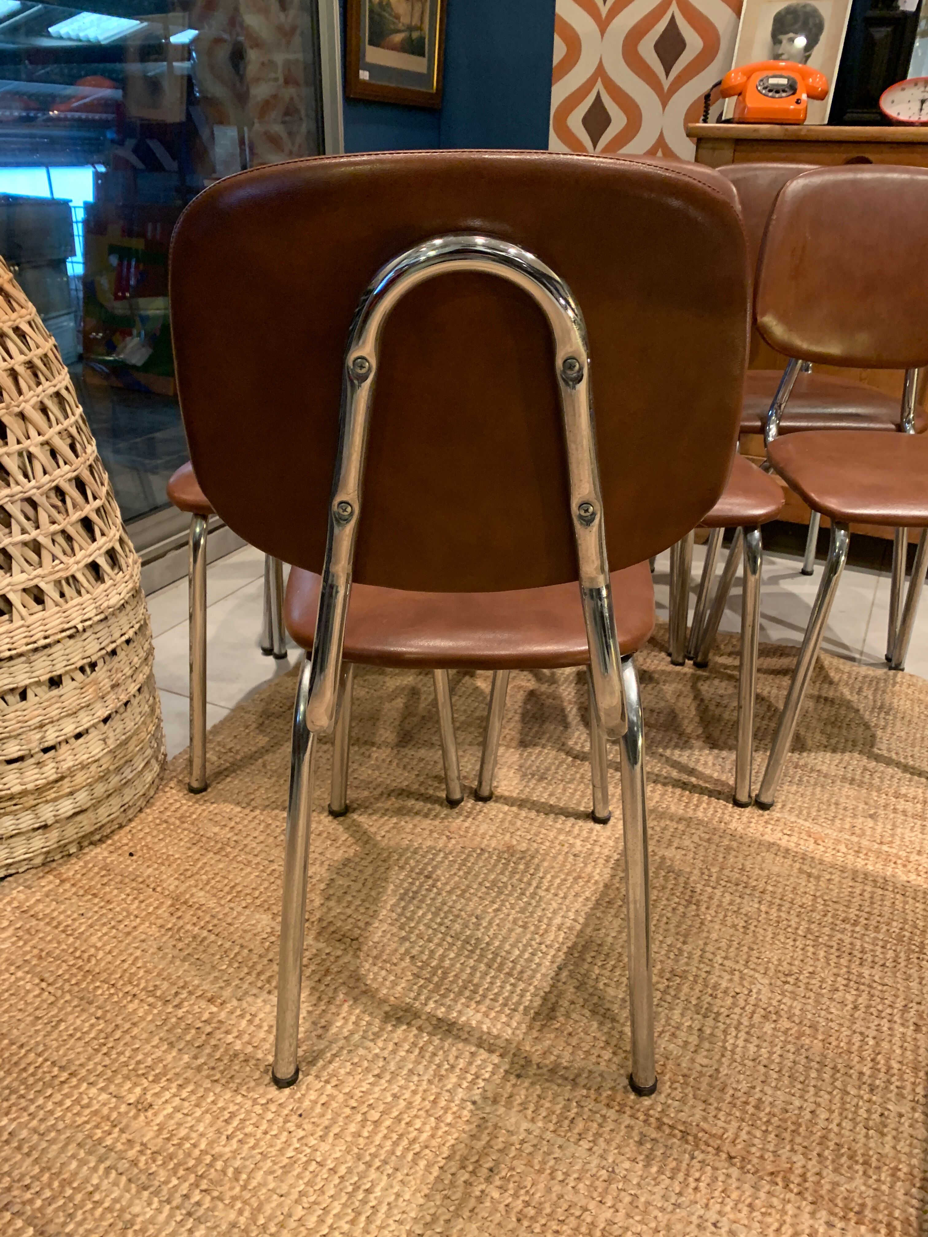 Série de 7 chaises en skaï